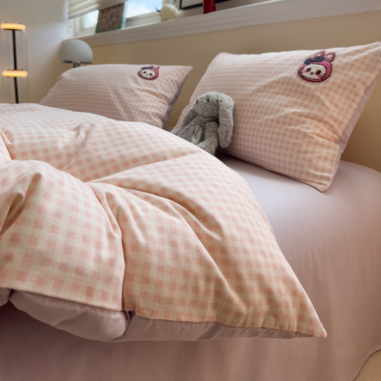 91家纺网 家纺一手货源 找家纺 雅居纺家纺 2025新款全棉纯棉磨毛毛巾绣四件套 奶萌兔兔