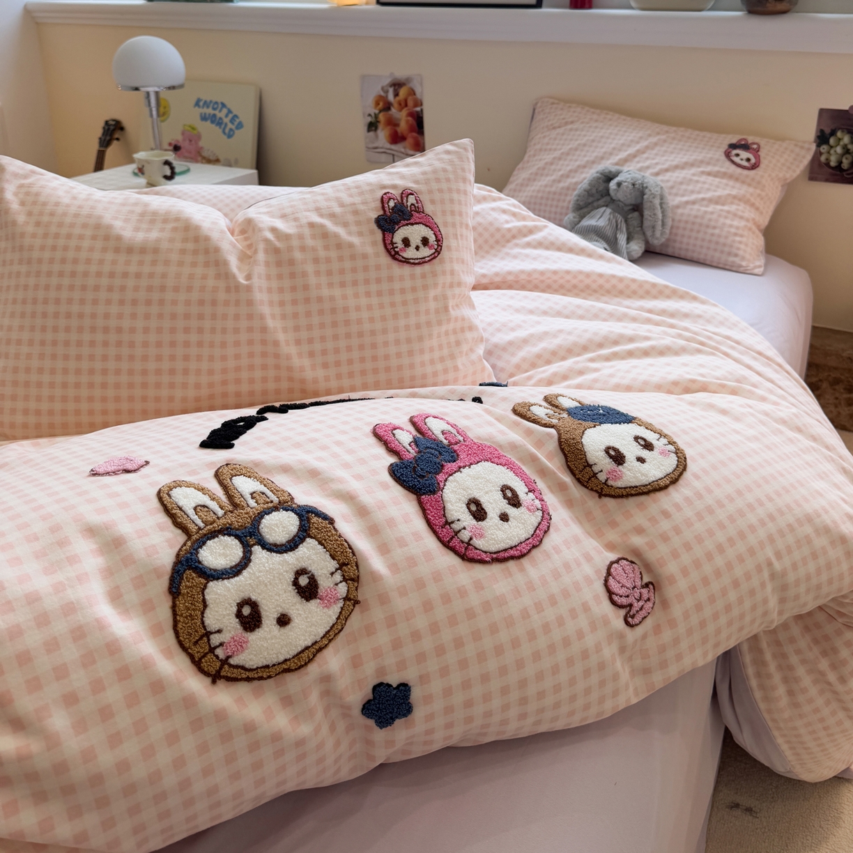 91家纺网 家纺一手货源 找家纺 雅居纺家纺 2025新款全棉纯棉磨毛毛巾绣四件套 奶萌兔兔