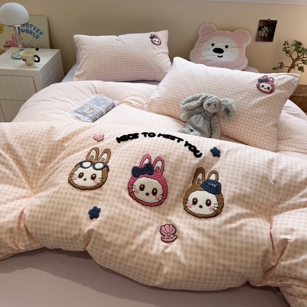 91家纺网 家纺一手货源 找家纺 雅居纺家纺 2025新款全棉纯棉磨毛毛巾绣四件套 奶萌兔兔