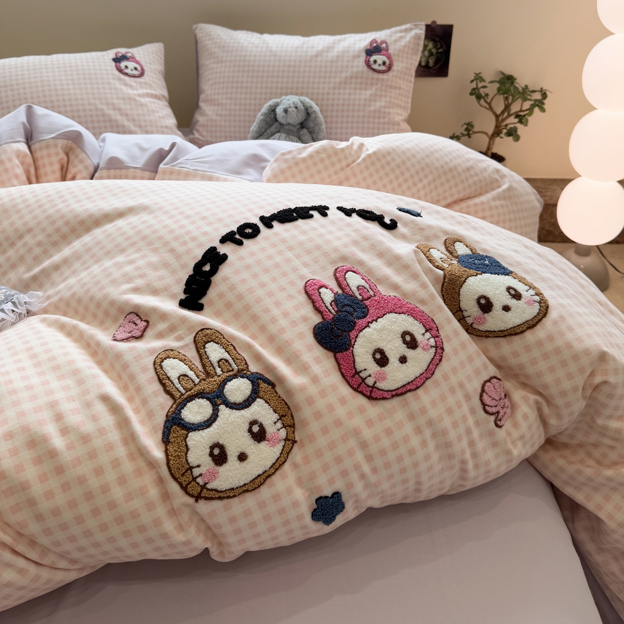 91家纺网 家纺一手货源 找家纺 雅居纺家纺 2025新款全棉纯棉磨毛毛巾绣四件套 奶萌兔兔