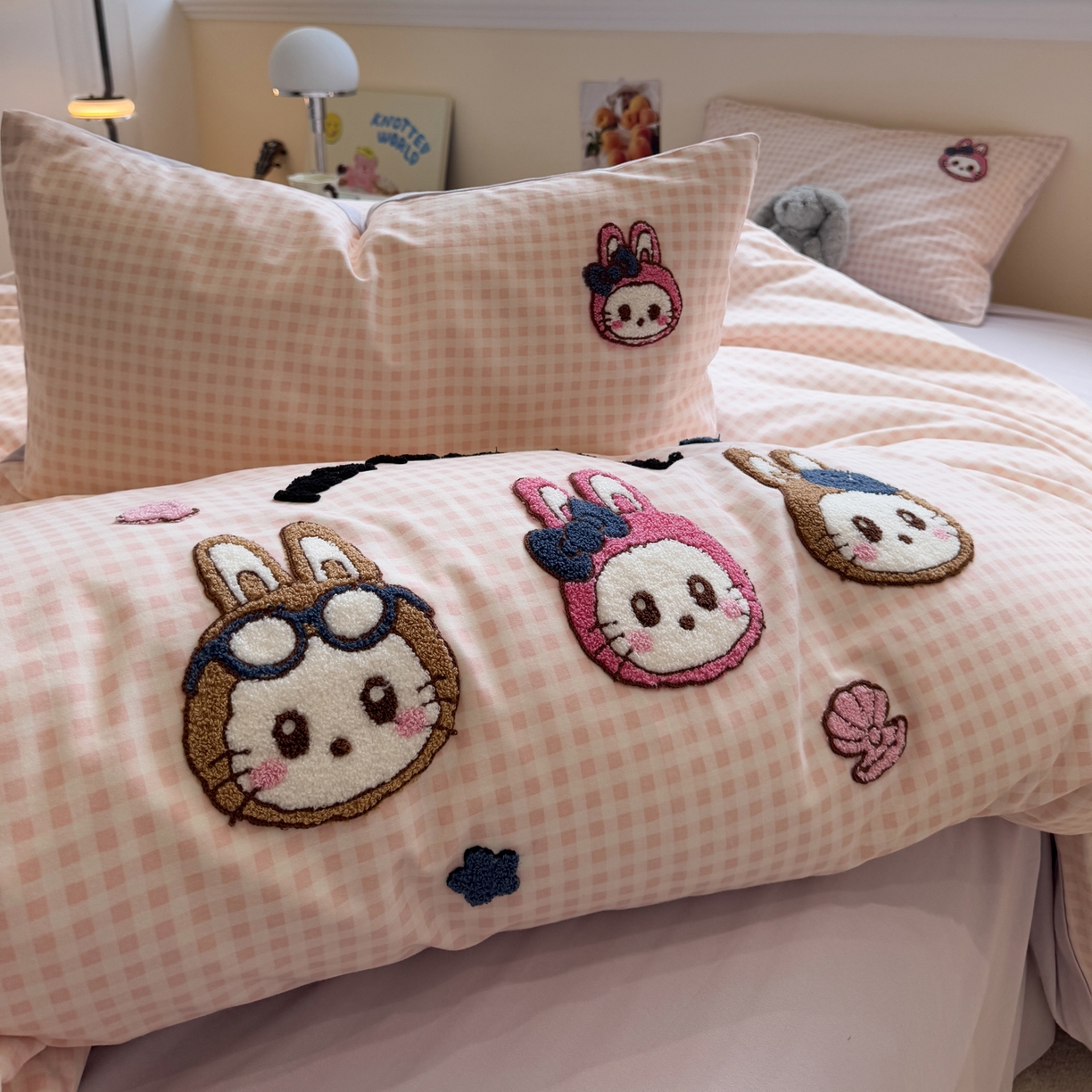 91家纺网 家纺一手货源 找家纺 雅居纺家纺 2025新款全棉纯棉磨毛毛巾绣四件套 奶萌兔兔