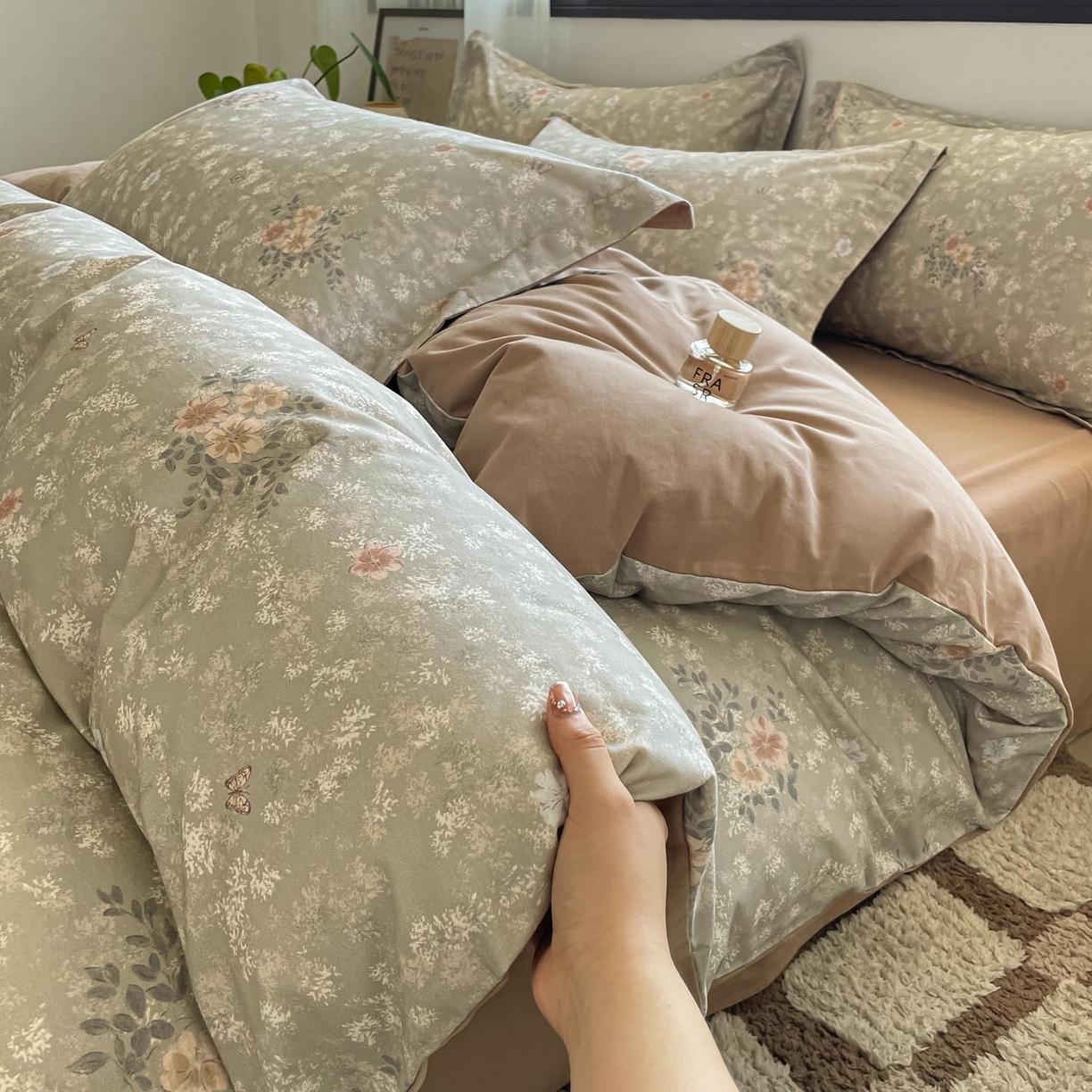 91家纺网 家纺一手货源 找家纺 涵宸家纺 2025新款加厚全棉磨毛印花四件套--罗马系列 场景二 F山茶