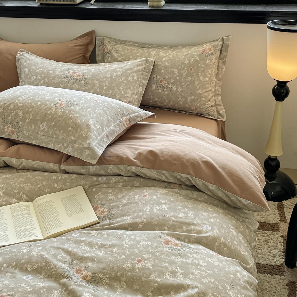 91家纺网 家纺一手货源 找家纺 涵宸家纺 2025新款加厚全棉磨毛印花四件套--罗马系列 场景二 F山茶