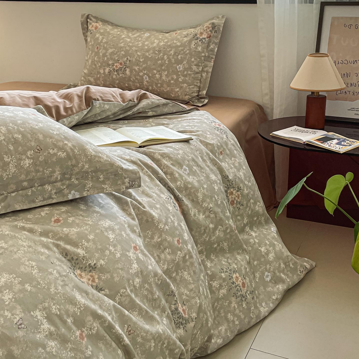 91家纺网 家纺一手货源 找家纺 涵宸家纺 2025新款加厚全棉磨毛印花四件套--罗马系列 场景二 F山茶