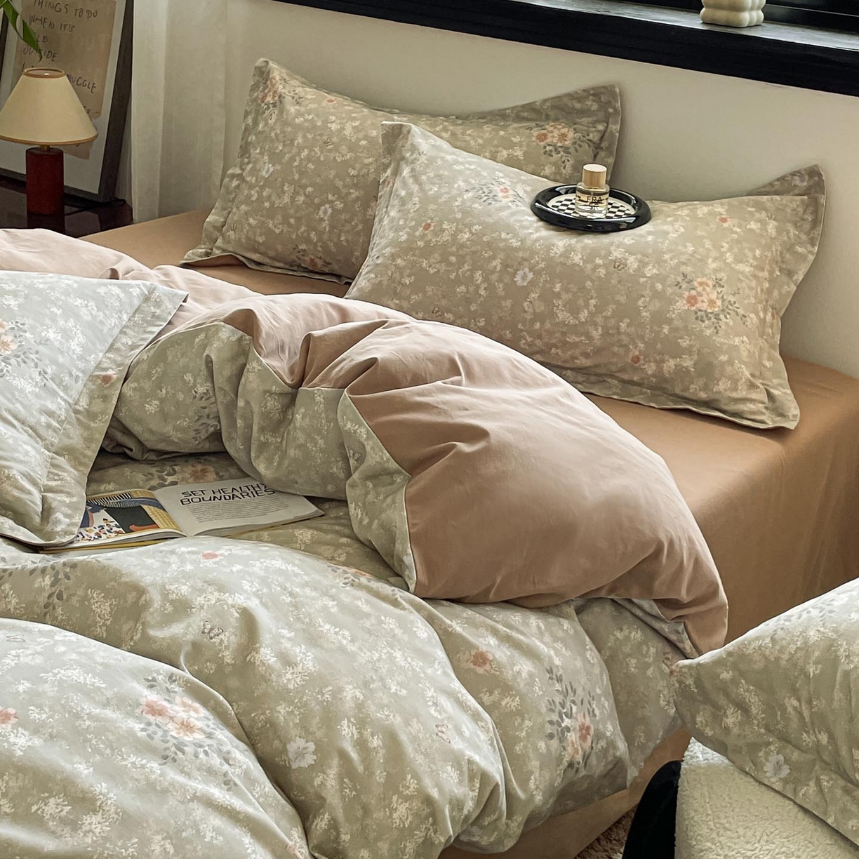 91家纺网 家纺一手货源 找家纺 涵宸家纺 2025新款加厚全棉磨毛印花四件套--罗马系列 场景二 F山茶