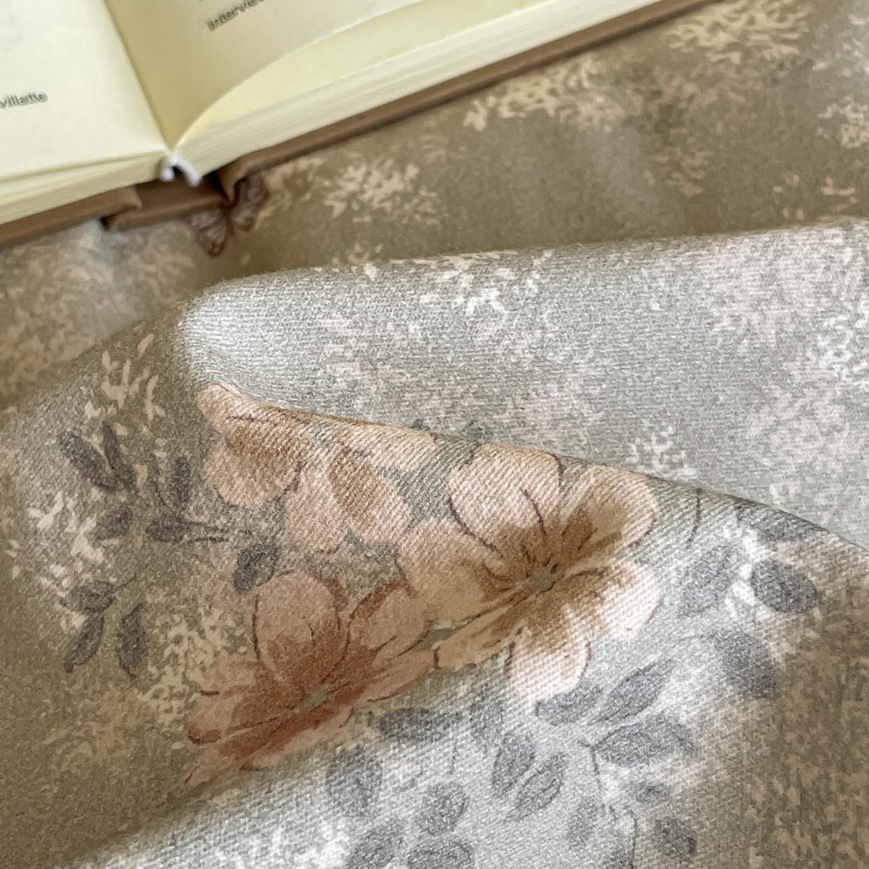 91家纺网 家纺一手货源 找家纺 涵宸家纺 2025新款加厚全棉磨毛印花四件套--罗马系列 场景二 F山茶