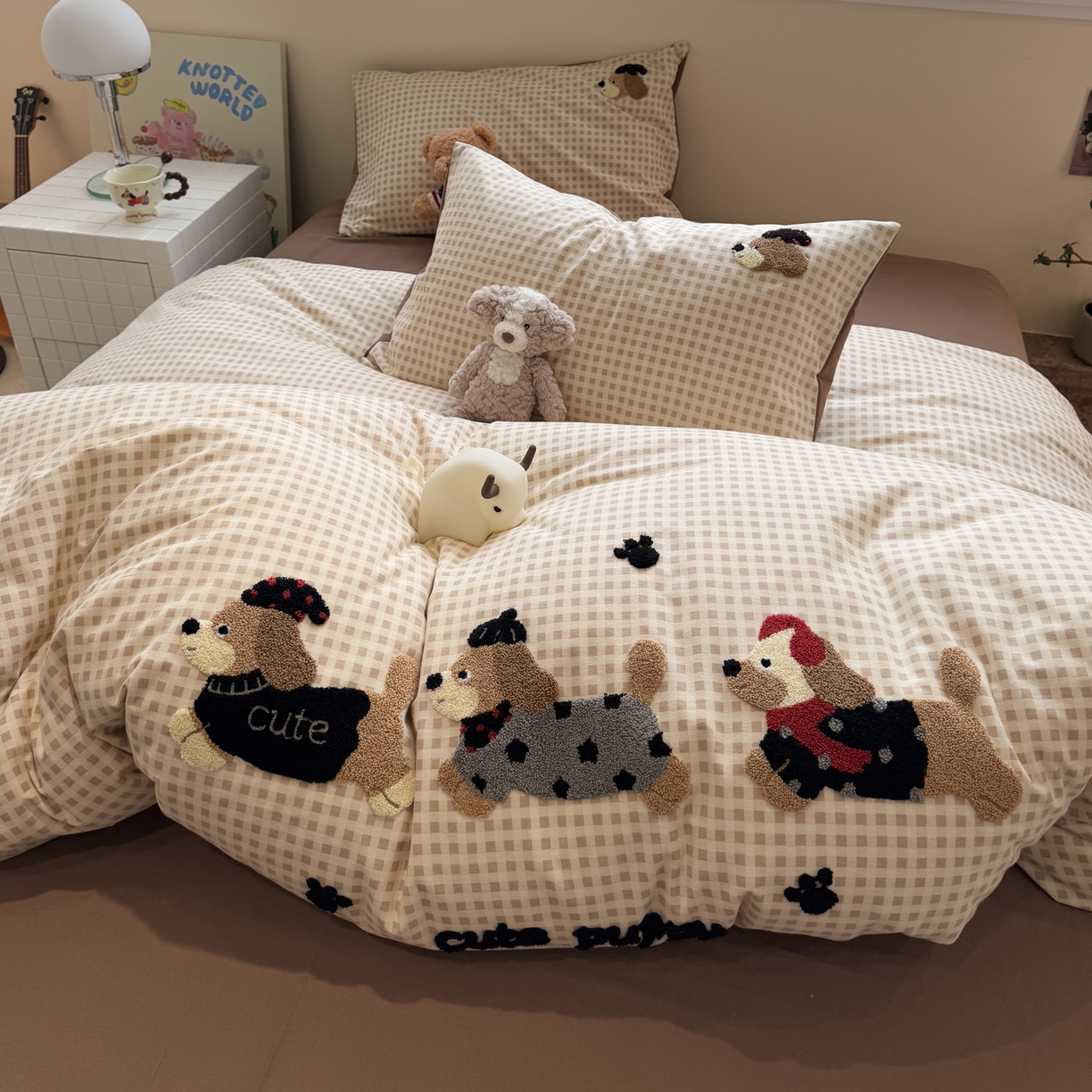 91家纺网 家纺一手货源 找家纺 雅居纺家纺 2025新款全棉纯棉磨毛毛巾绣四件套 童趣腊肠狗