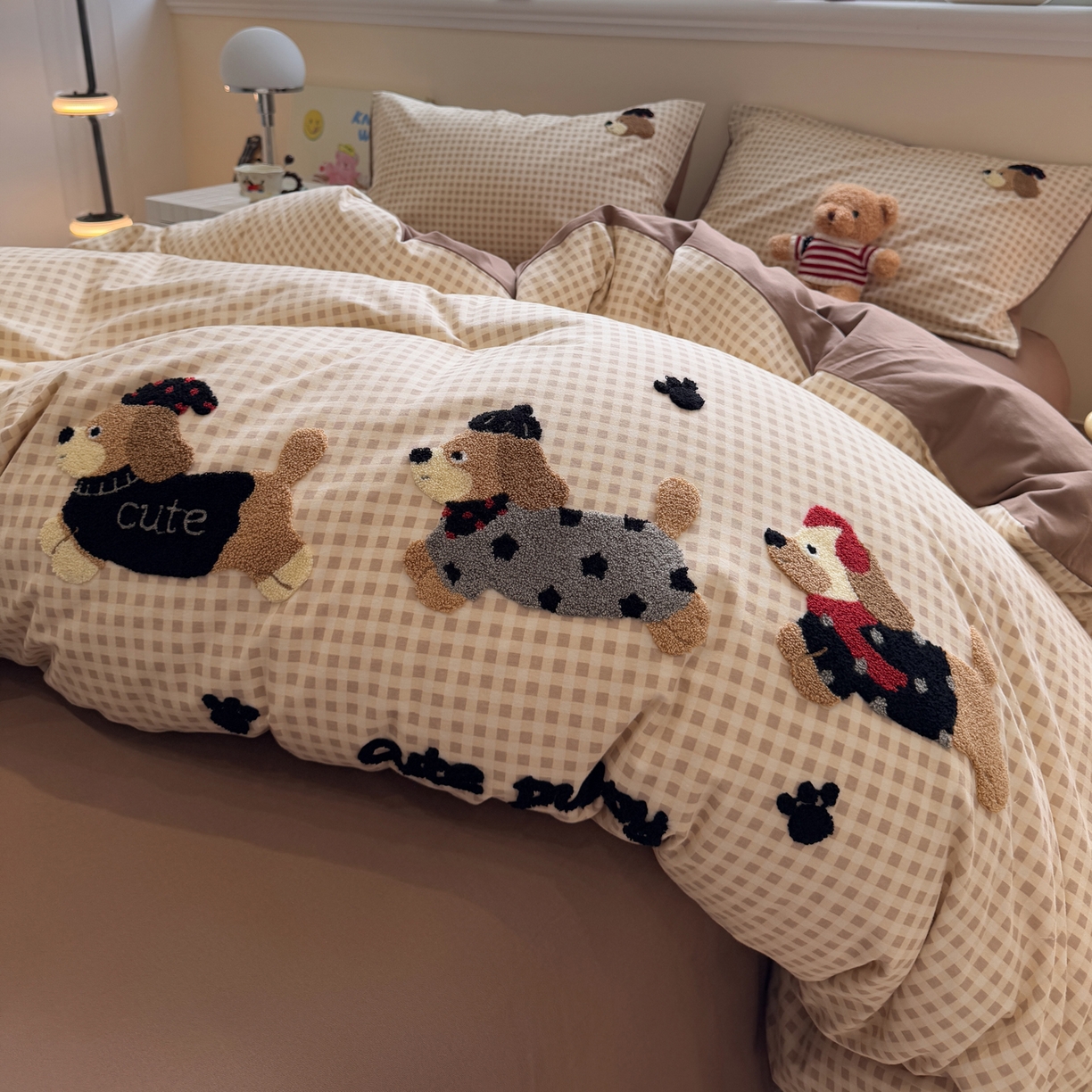 91家纺网 家纺一手货源 找家纺 雅居纺家纺 2025新款全棉纯棉磨毛毛巾绣四件套 童趣腊肠狗