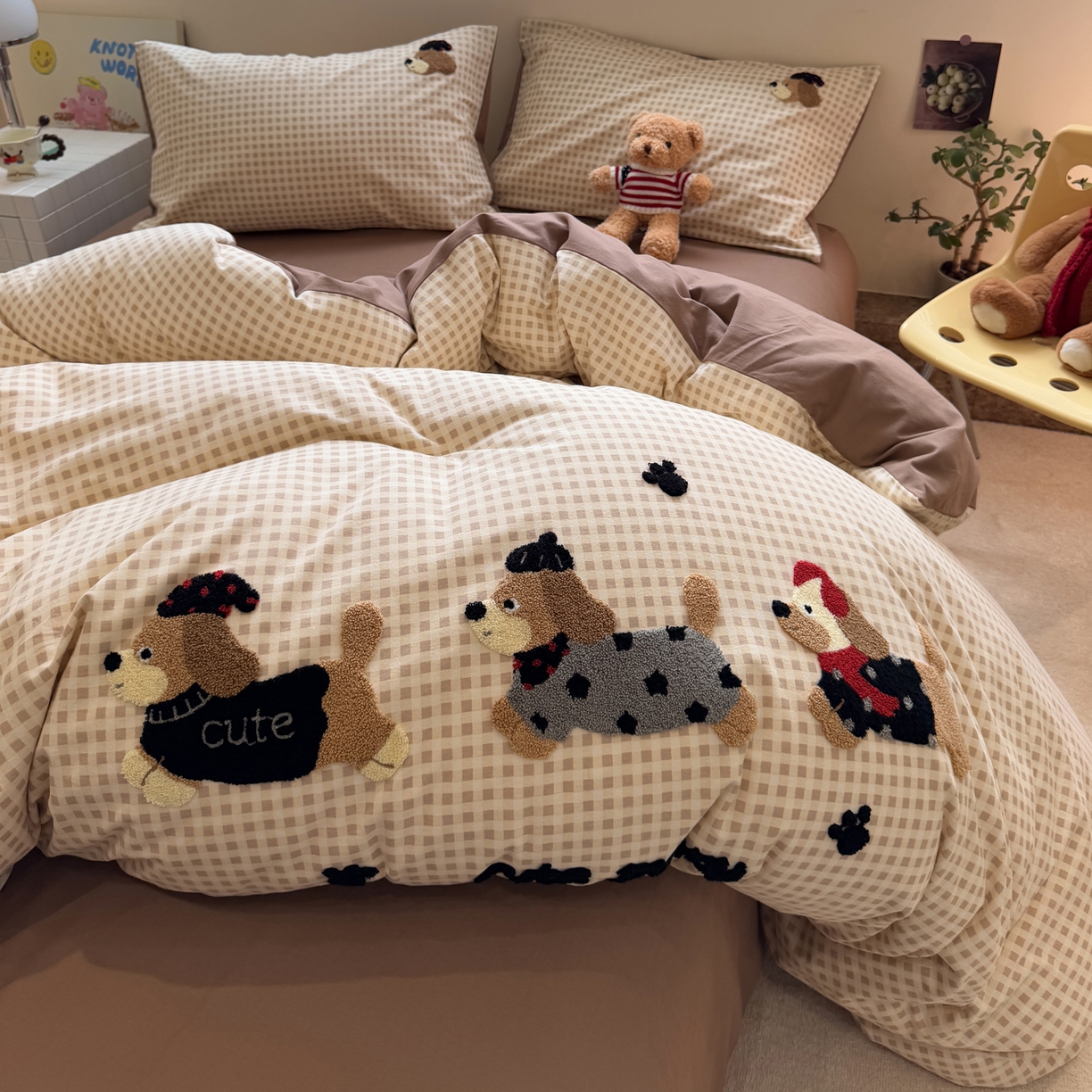 91家纺网 家纺一手货源 找家纺 雅居纺家纺 2025新款全棉纯棉磨毛毛巾绣四件套 童趣腊肠狗