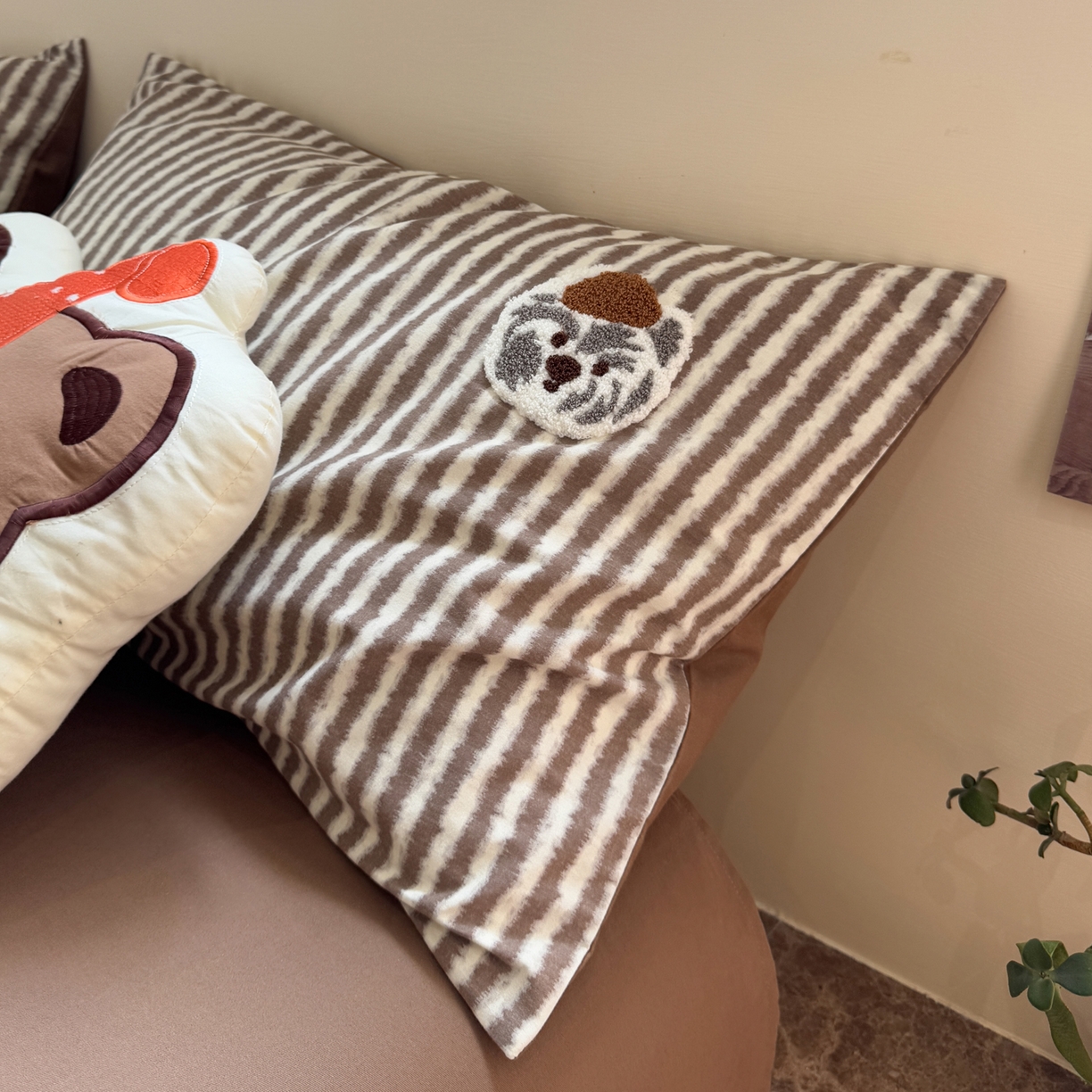 91家纺网 家纺一手货源 找家纺 雅居纺家纺 2025新款全棉纯棉磨毛毛巾绣四件套 汪汪乐园