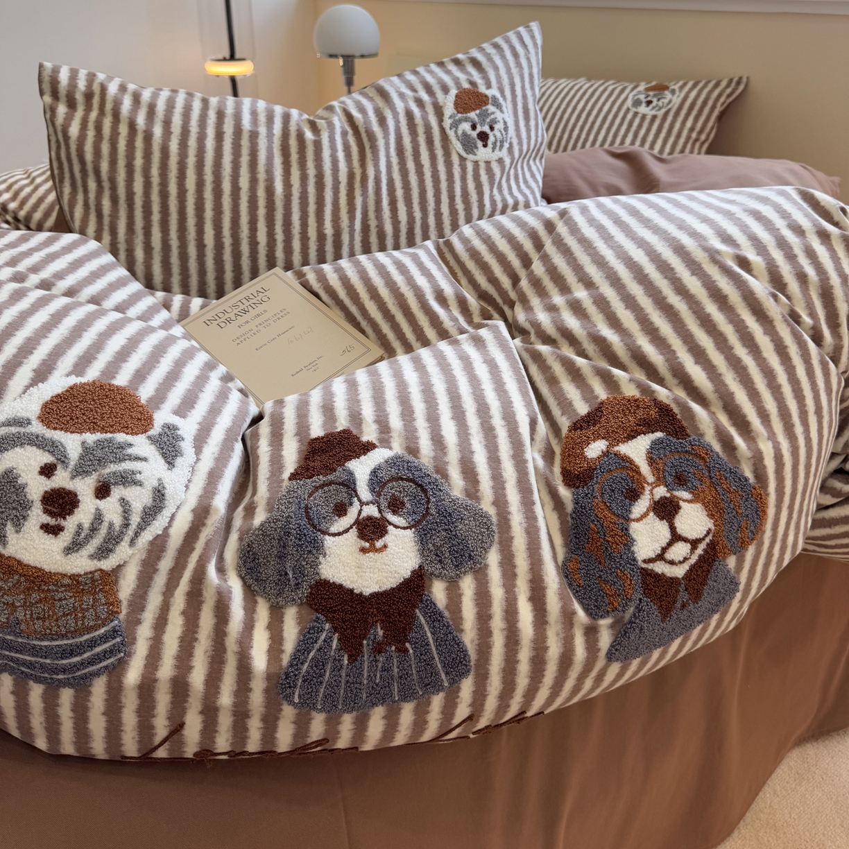 91家纺网 家纺一手货源 找家纺 雅居纺家纺 2025新款全棉纯棉磨毛毛巾绣四件套 汪汪乐园