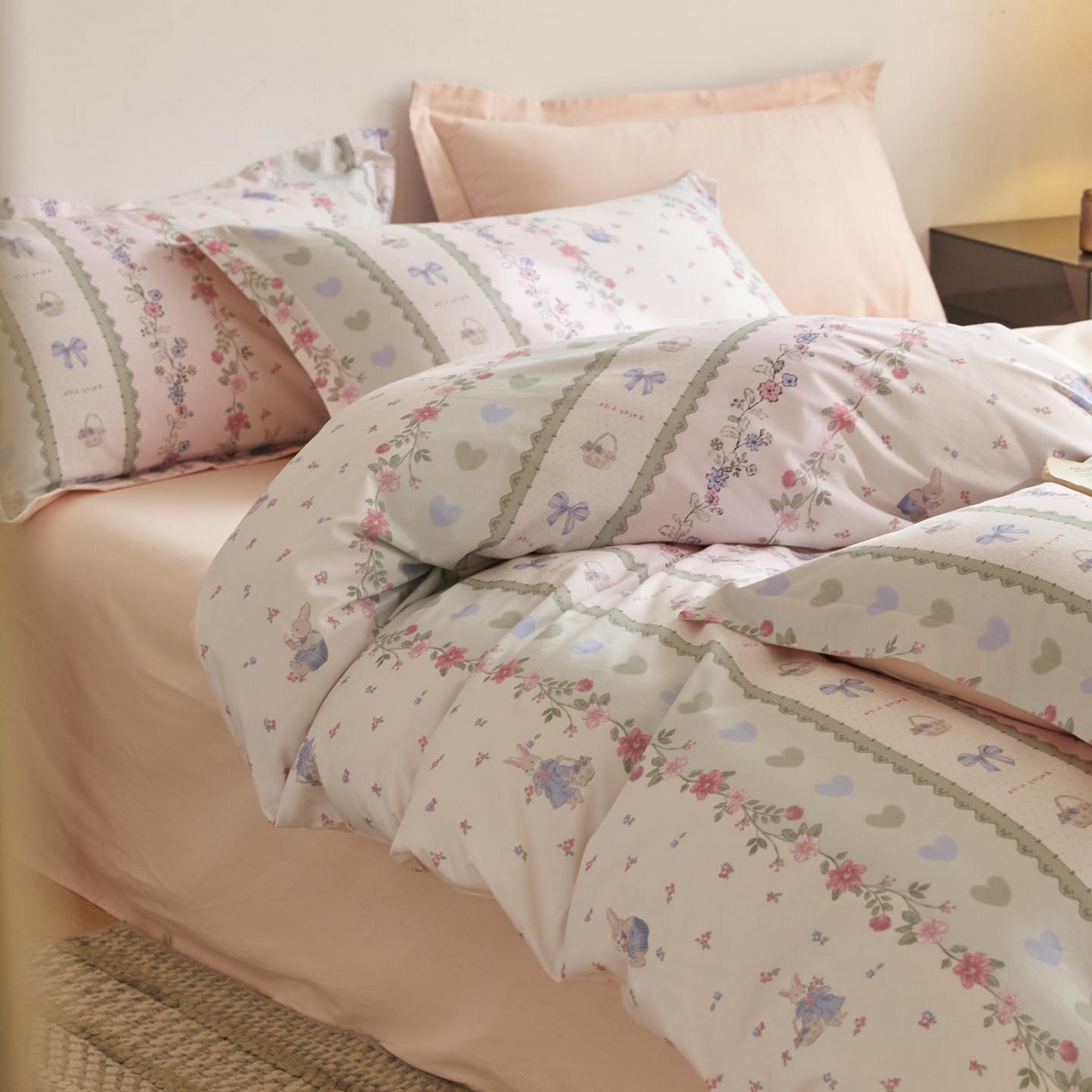 91家纺网 家纺一手货源 找家纺 涵宸家纺 2025新款加厚全棉磨毛印花四件套--罗马系列 场景二 F甜园兔