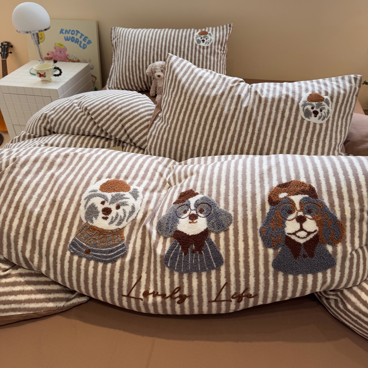 91家纺网 家纺一手货源 找家纺 雅居纺家纺 2025新款全棉纯棉磨毛毛巾绣四件套 汪汪乐园