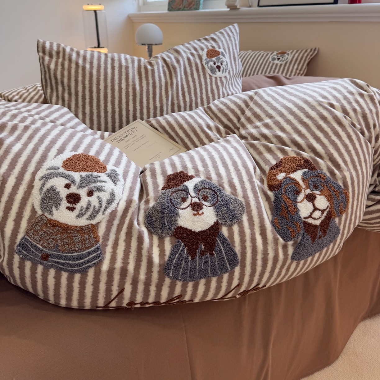 91家纺网 家纺一手货源 找家纺 雅居纺家纺 2025新款全棉纯棉磨毛毛巾绣四件套 汪汪乐园