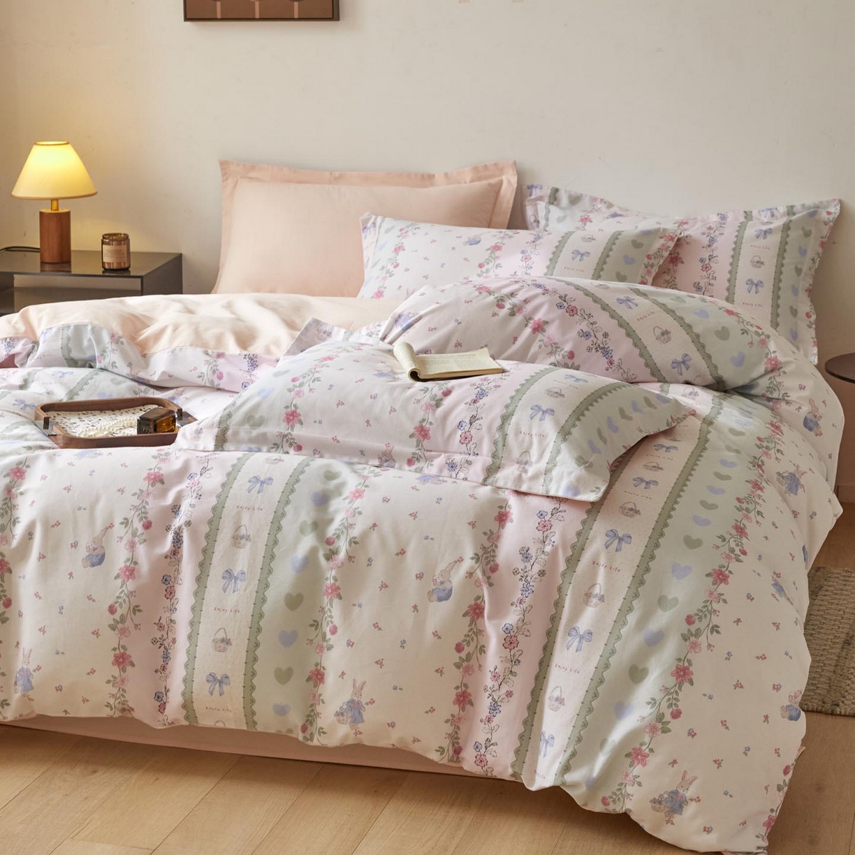 91家纺网 家纺一手货源 找家纺 涵宸家纺 2025新款加厚全棉磨毛印花四件套--罗马系列 场景二 F甜园兔