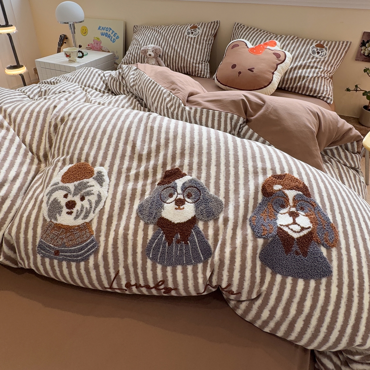 91家纺网 家纺一手货源 找家纺 雅居纺家纺 2025新款全棉纯棉磨毛毛巾绣四件套 汪汪乐园