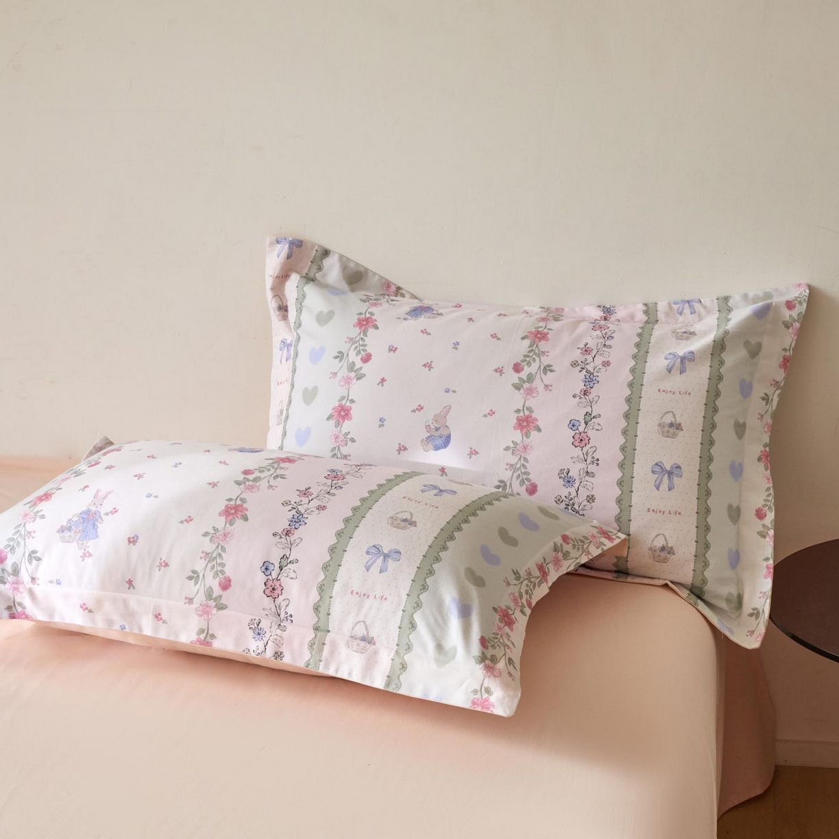 91家纺网 家纺一手货源 找家纺 涵宸家纺 2025新款加厚全棉磨毛印花四件套--罗马系列 场景二 F甜园兔