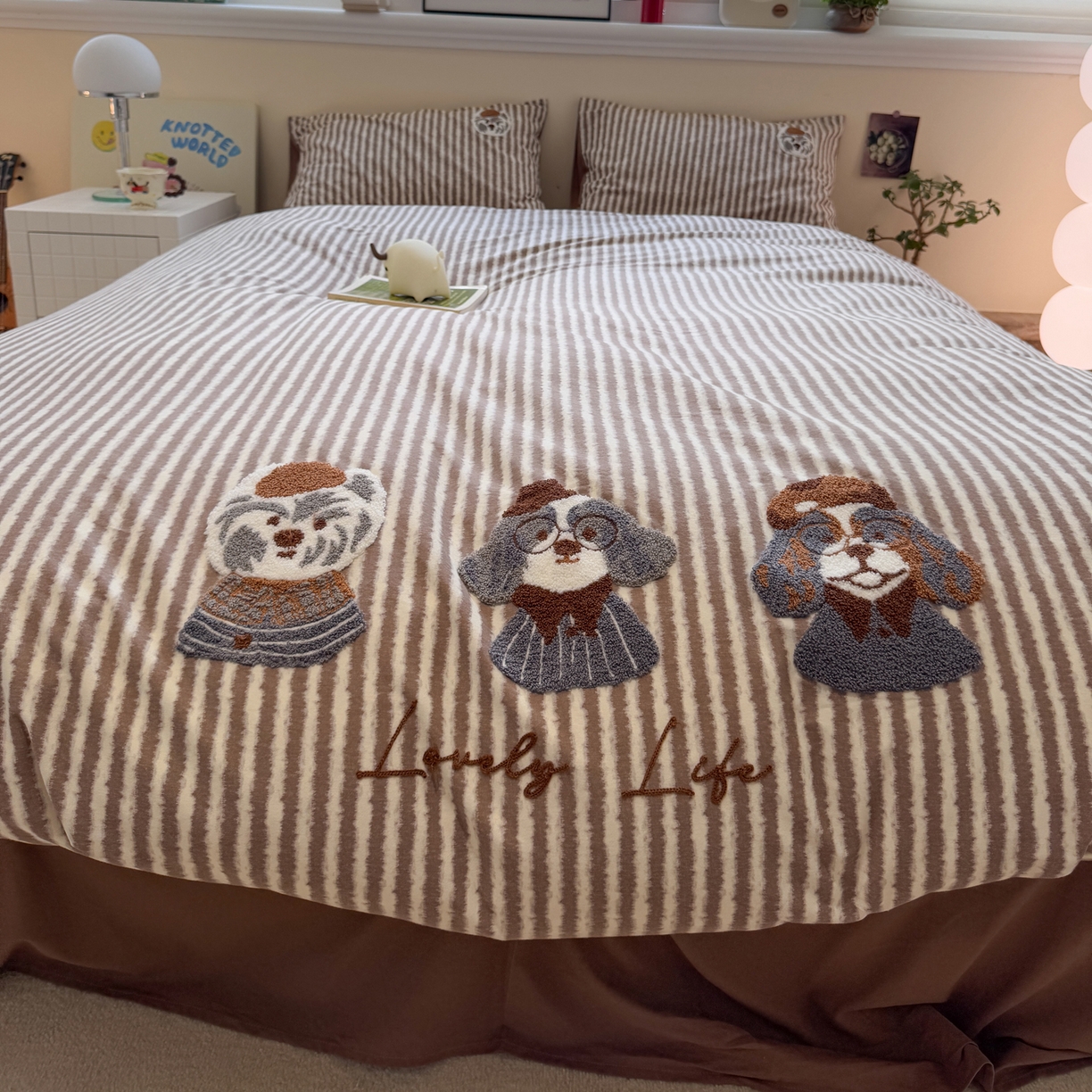 91家纺网 家纺一手货源 找家纺 雅居纺家纺 2025新款全棉纯棉磨毛毛巾绣四件套 汪汪乐园