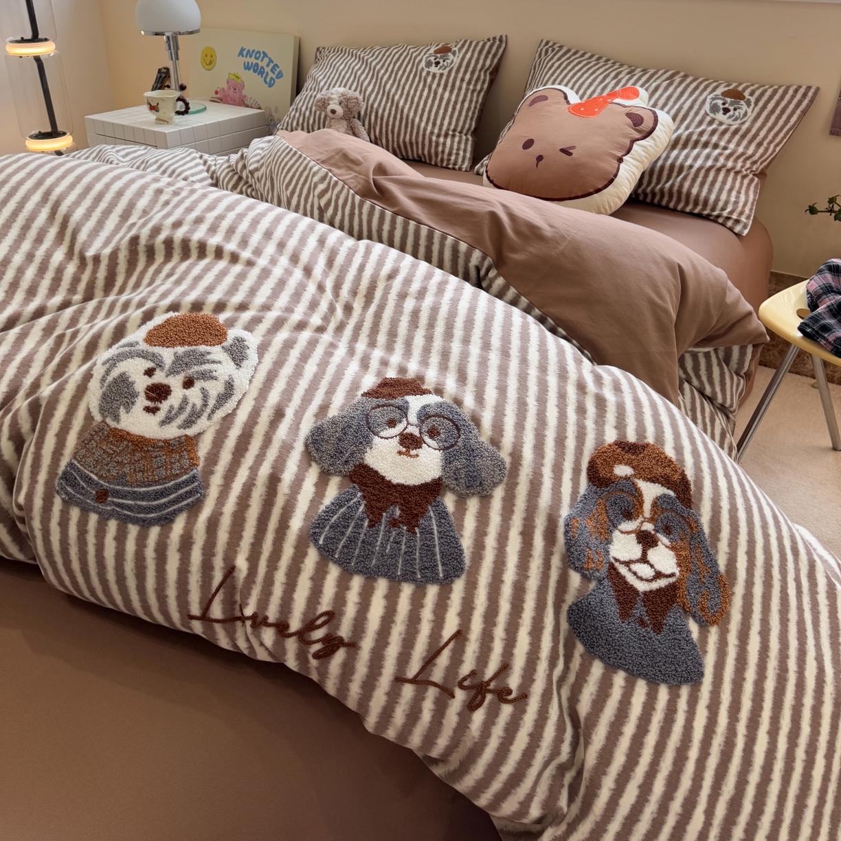 91家纺网 家纺一手货源 找家纺 雅居纺家纺 2025新款全棉纯棉磨毛毛巾绣四件套 汪汪乐园