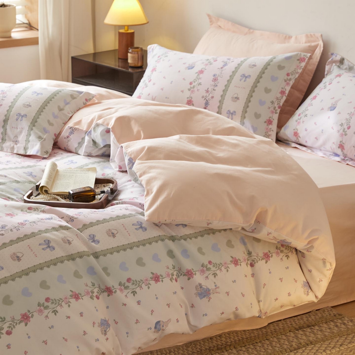 91家纺网 家纺一手货源 找家纺 涵宸家纺 2025新款加厚全棉磨毛印花四件套--罗马系列 场景二 F甜园兔