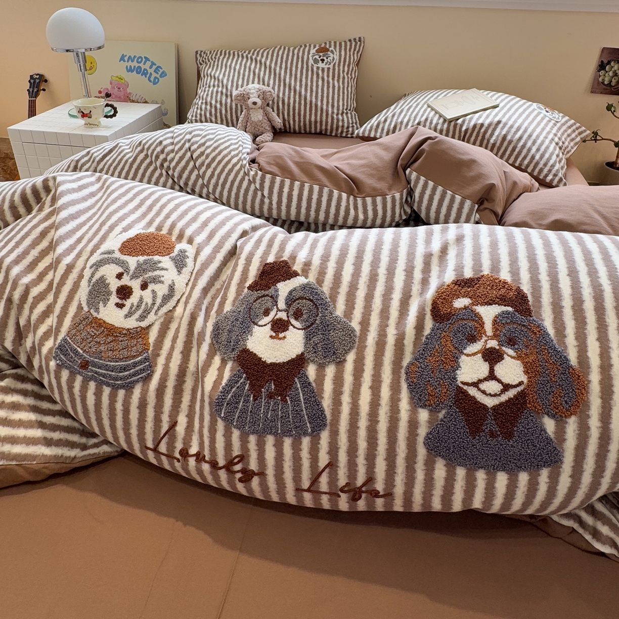 91家纺网 家纺一手货源 找家纺 雅居纺家纺 2025新款全棉纯棉磨毛毛巾绣四件套 汪汪乐园