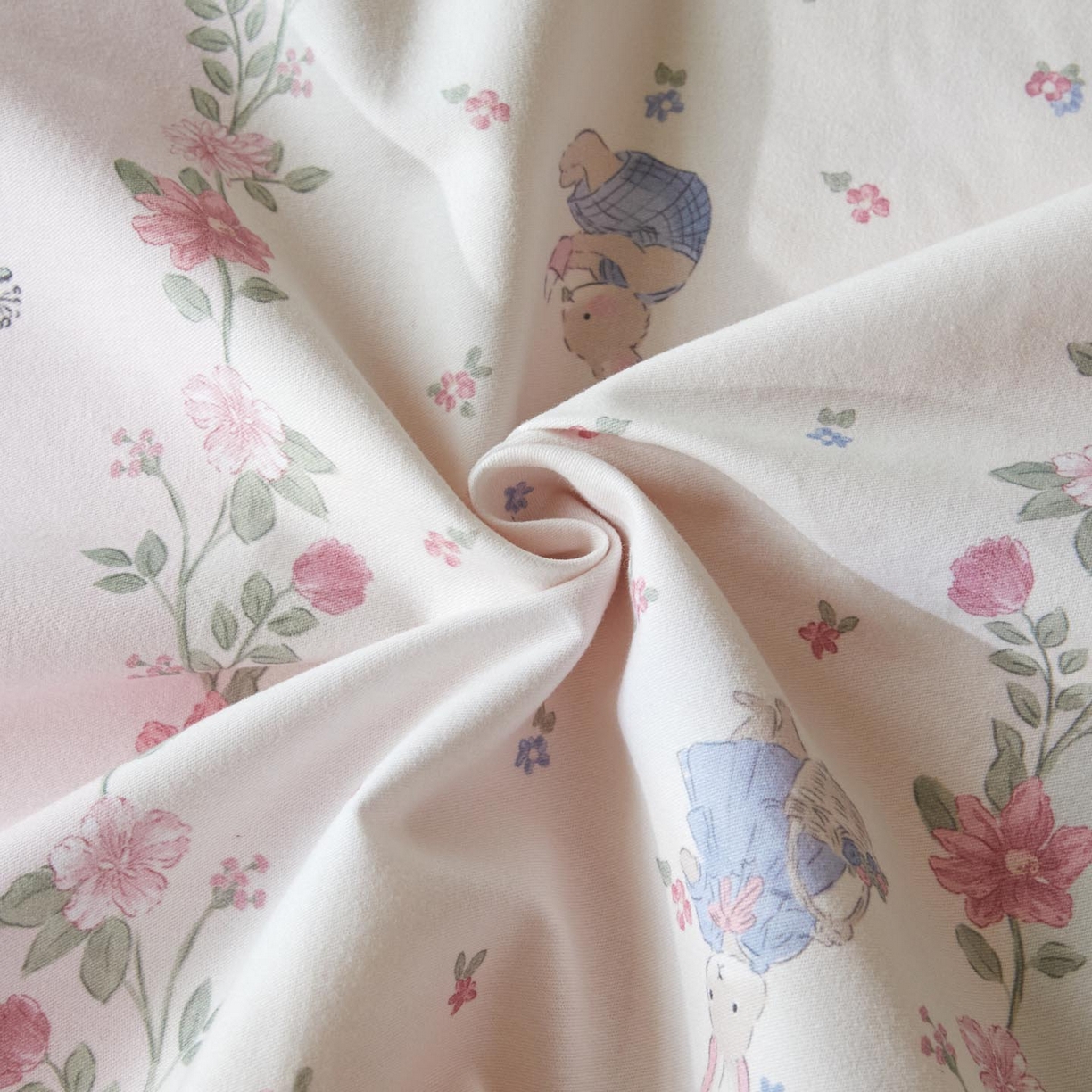 91家纺网 家纺一手货源 找家纺 涵宸家纺 2025新款加厚全棉磨毛印花四件套--罗马系列 场景二 F甜园兔