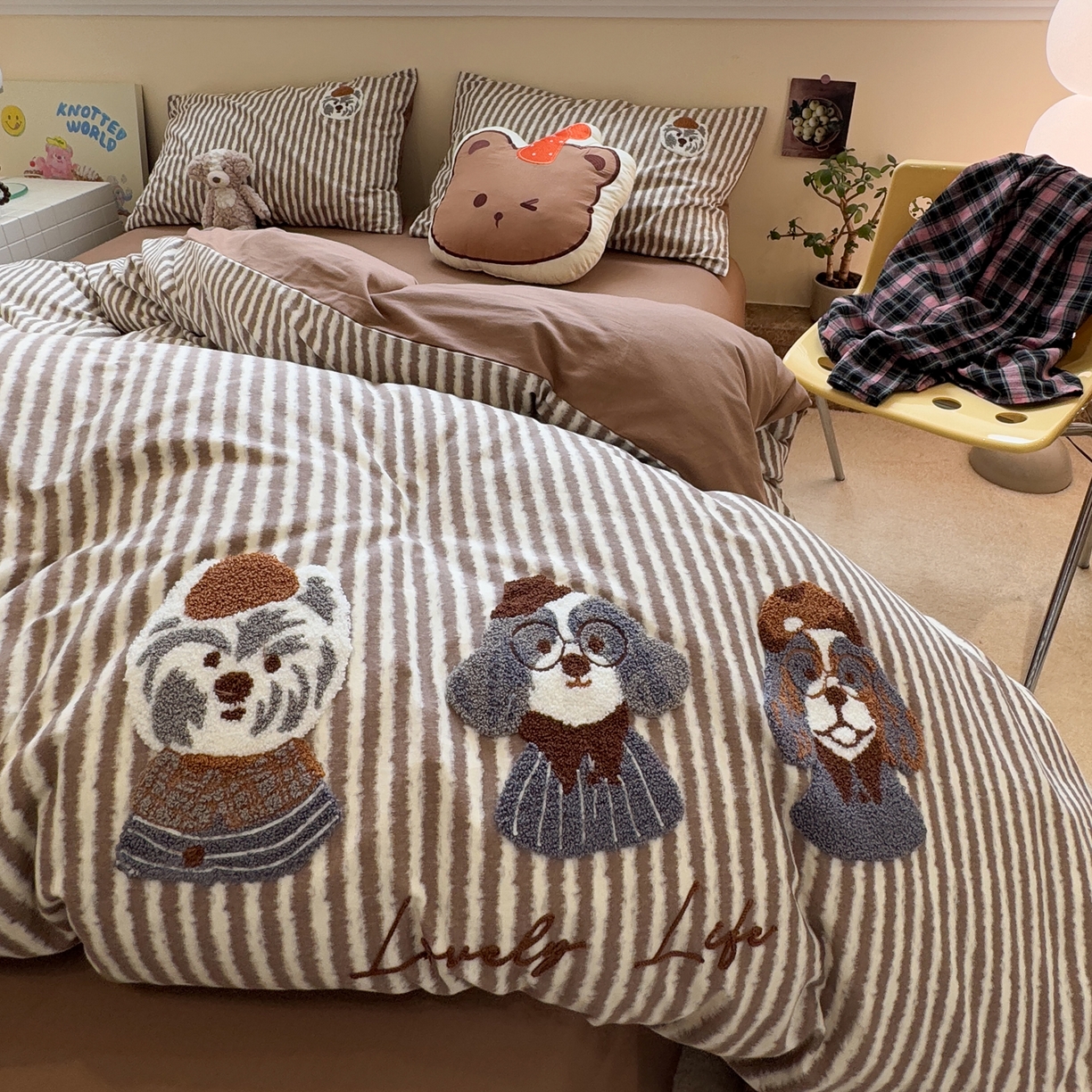 91家纺网 家纺一手货源 找家纺 雅居纺家纺 2025新款全棉纯棉磨毛毛巾绣四件套 汪汪乐园