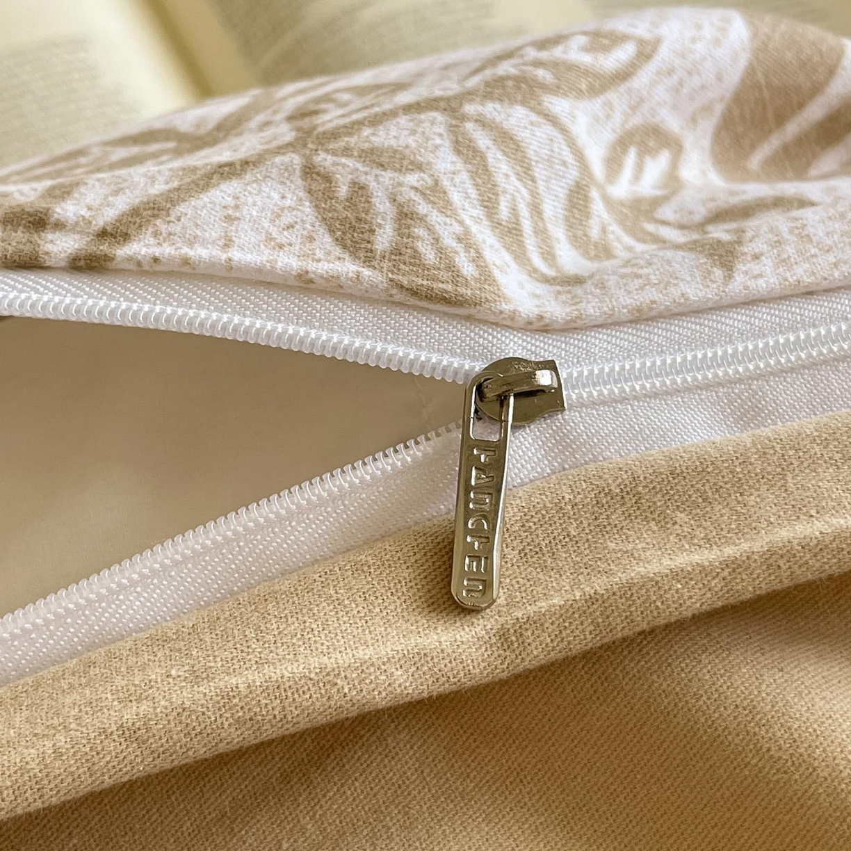 91家纺网 家纺一手货源 找家纺 涵宸家纺 2025新款加厚全棉磨毛印花四件套--罗马系列 场景二 F絮语