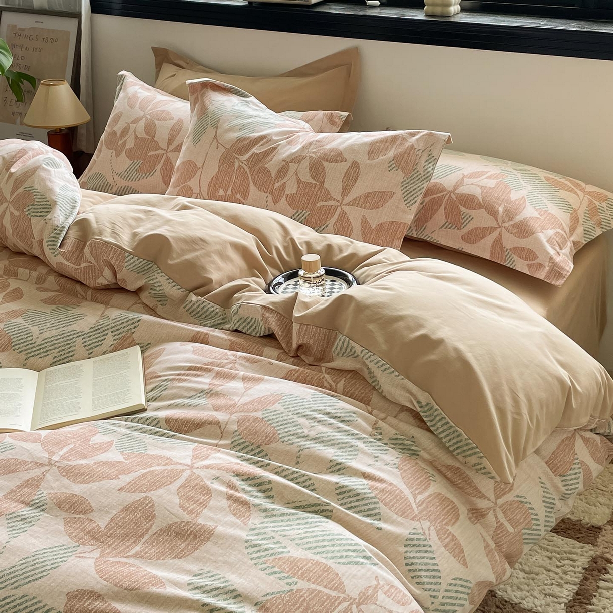 91家纺网 家纺一手货源 找家纺 涵宸家纺 2025新款加厚全棉磨毛印花四件套--罗马系列 场景二 F依恋