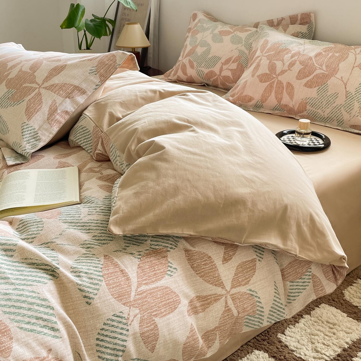 91家纺网 家纺一手货源 找家纺 涵宸家纺 2025新款加厚全棉磨毛印花四件套--罗马系列 场景二 F依恋