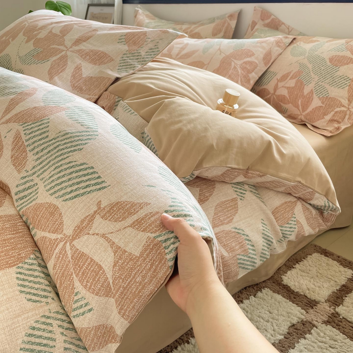 91家纺网 家纺一手货源 找家纺 涵宸家纺 2025新款加厚全棉磨毛印花四件套--罗马系列 场景二 F依恋