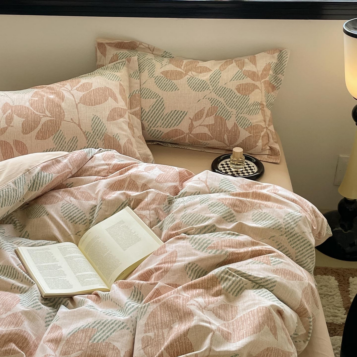 91家纺网 家纺一手货源 找家纺 涵宸家纺 2025新款加厚全棉磨毛印花四件套--罗马系列 场景二 F依恋