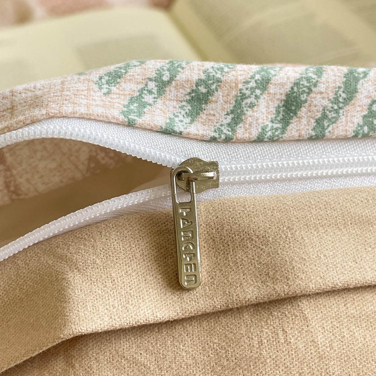 91家纺网 家纺一手货源 找家纺 涵宸家纺 2025新款加厚全棉磨毛印花四件套--罗马系列 场景二 F依恋