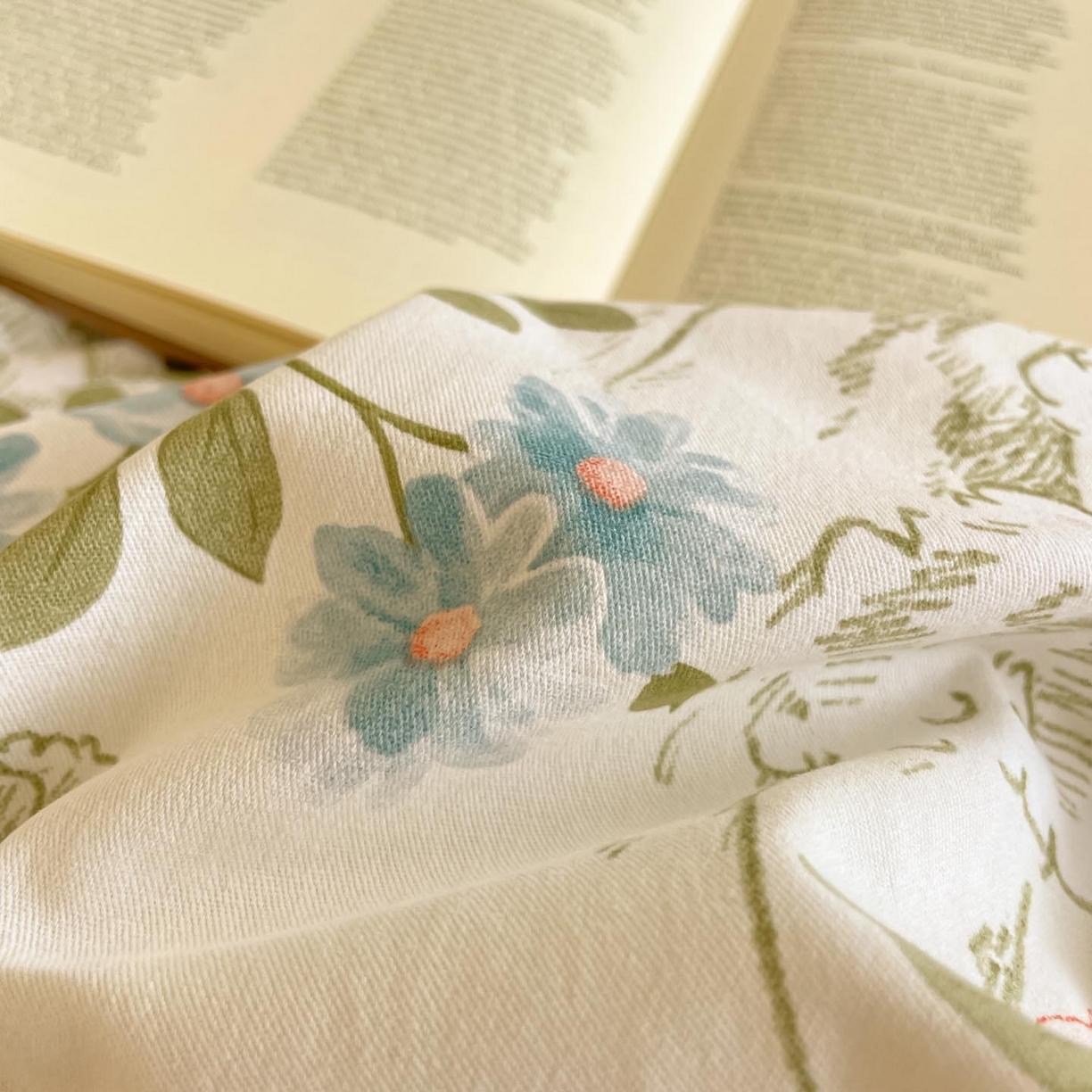 91家纺网 家纺一手货源 找家纺 涵宸家纺 2025新款加厚全棉磨毛印花四件套--罗马系列 场景二 F怡然