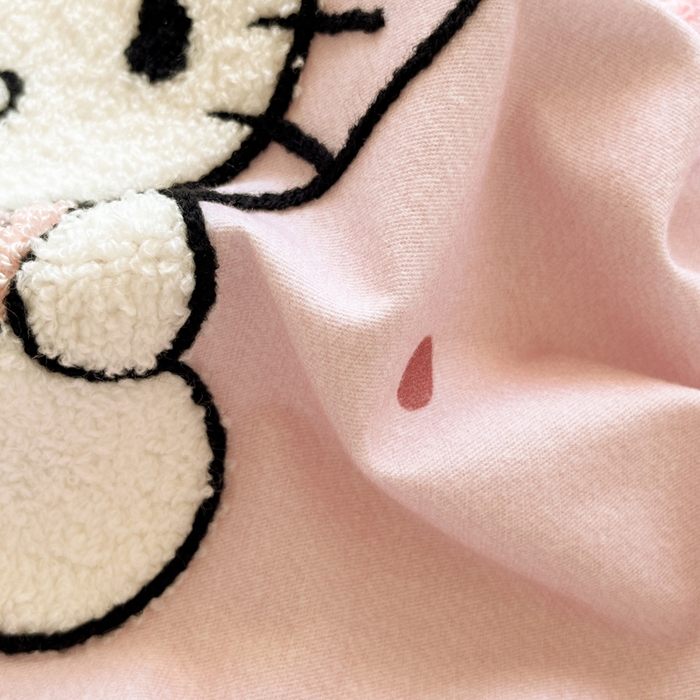 91家纺网 家纺一手货源 找家纺 雅居纺家纺 2025新款全棉纯棉磨毛三丽鸥毛巾绣四件套 波点KT猫