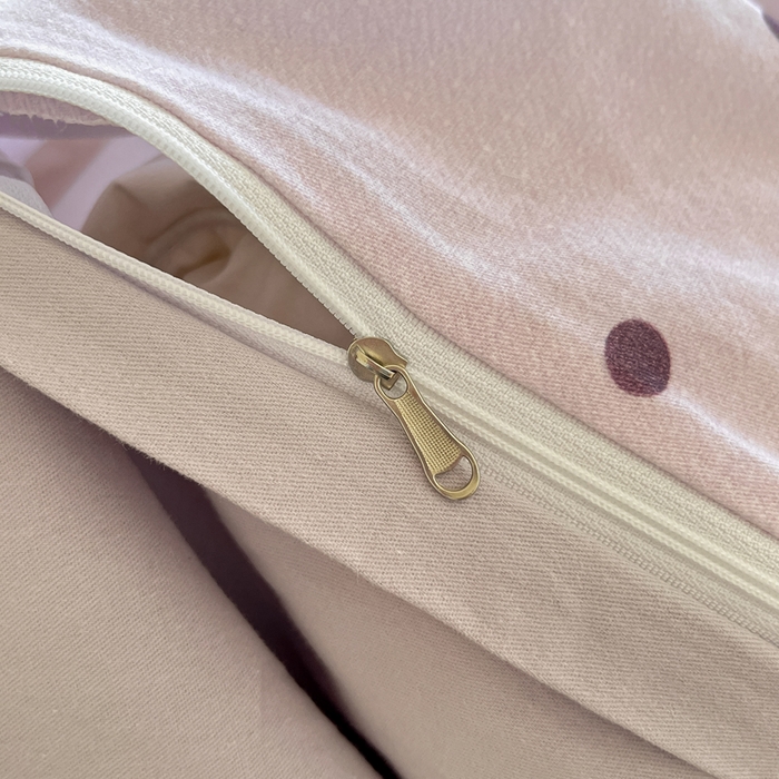 91家纺网 家纺一手货源 找家纺 雅居纺家纺 2025新款全棉纯棉磨毛三丽鸥毛巾绣四件套 波点库洛米