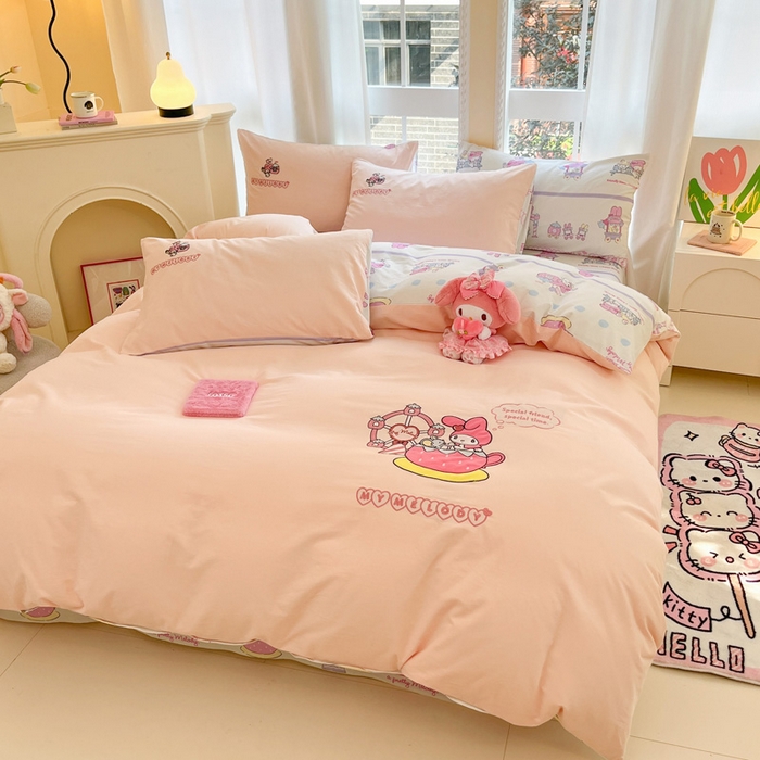 91家纺网 家纺一手货源 找家纺 雅居纺家纺 2025新款全棉纯棉磨毛三丽鸥毛巾绣四件套 草莓美乐蒂