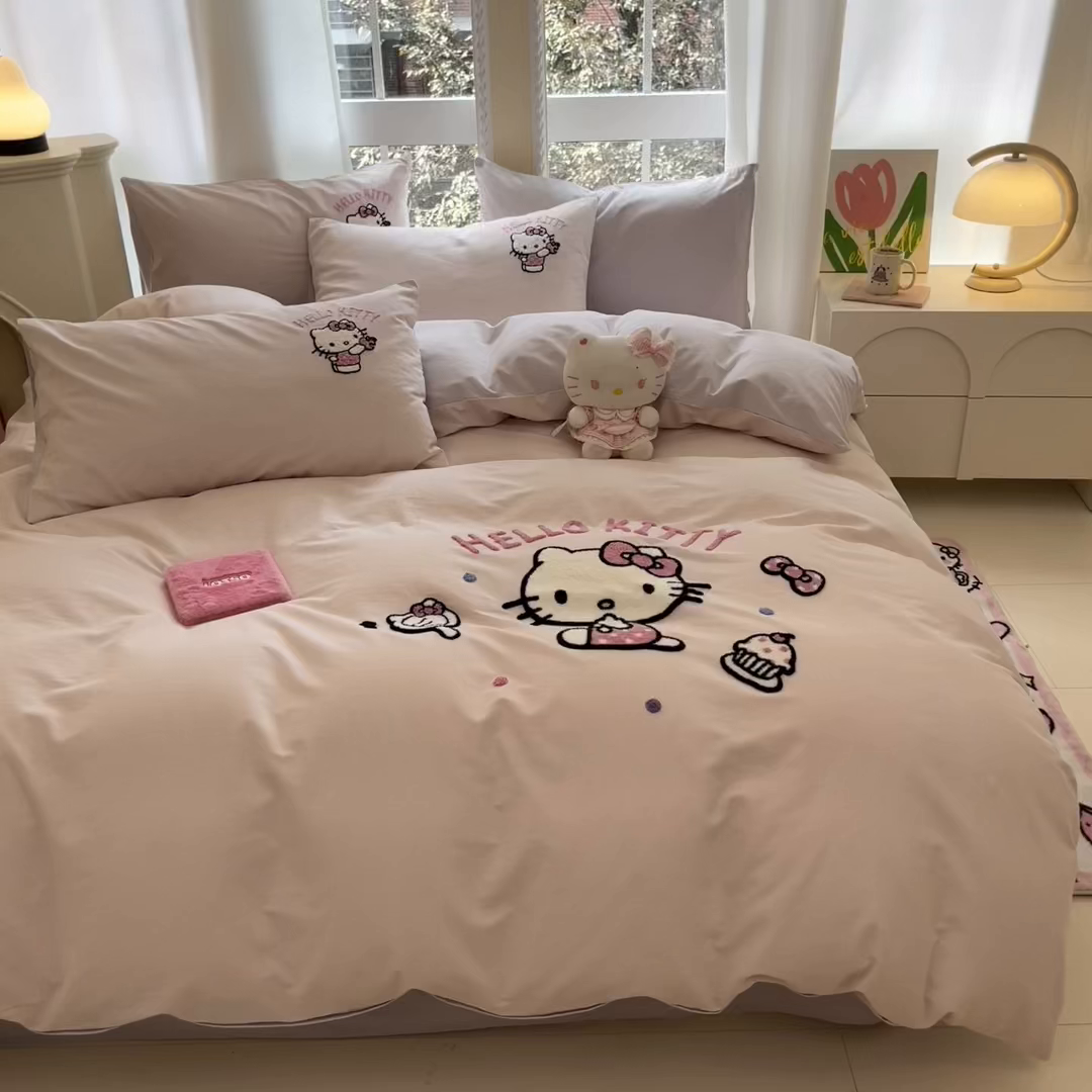 91家纺网 家纺一手货源 找家纺 雅居纺家纺 2025新款全棉纯棉磨毛三丽鸥毛巾绣四件套 蛋糕KT