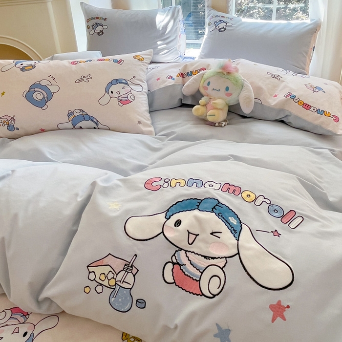 91家纺网 家纺一手货源 找家纺 雅居纺家纺 2025新款全棉纯棉磨毛三丽鸥毛巾绣四件套 度假玉桂狗