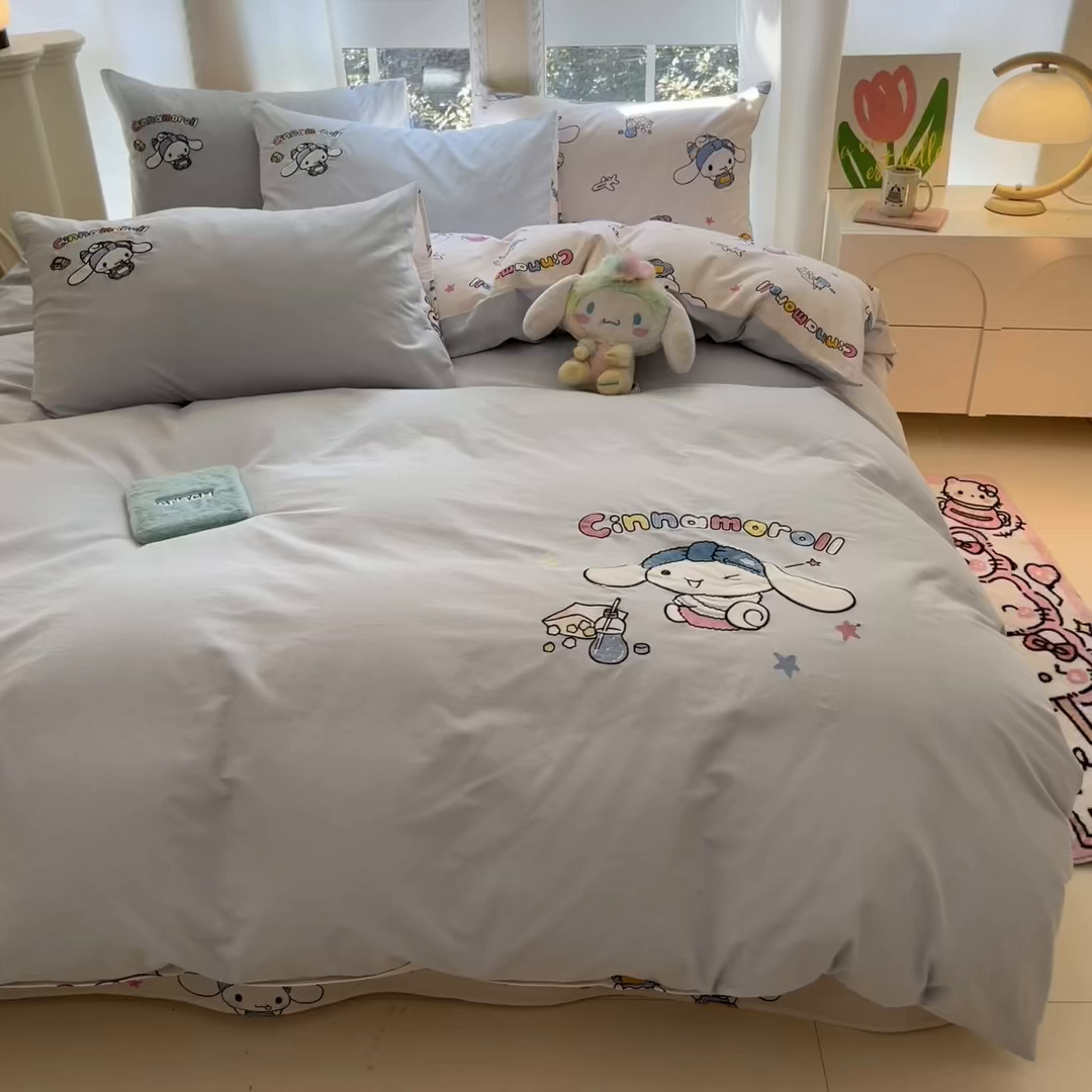 91家纺网 家纺一手货源 找家纺 雅居纺家纺 2025新款全棉纯棉磨毛三丽鸥毛巾绣四件套 度假玉桂狗