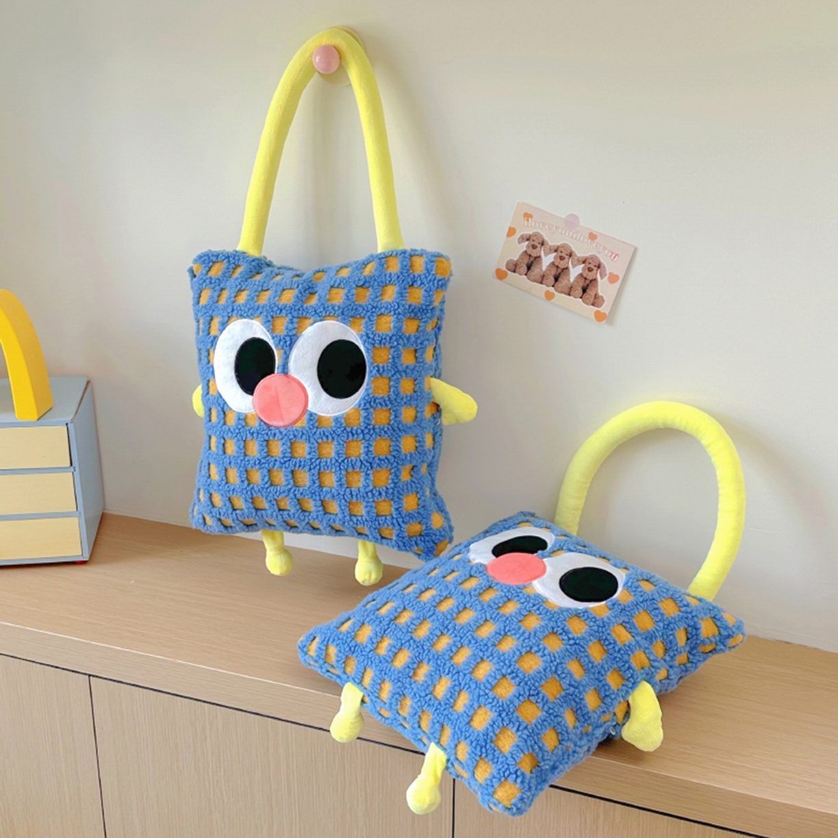 91家纺网 家纺一手货源 找家纺 希诺家居 2025新款都市博主风ins韩系风大眼怪抱枕毯多功能两用二合一午睡抱枕毯 大眼怪-蓝格