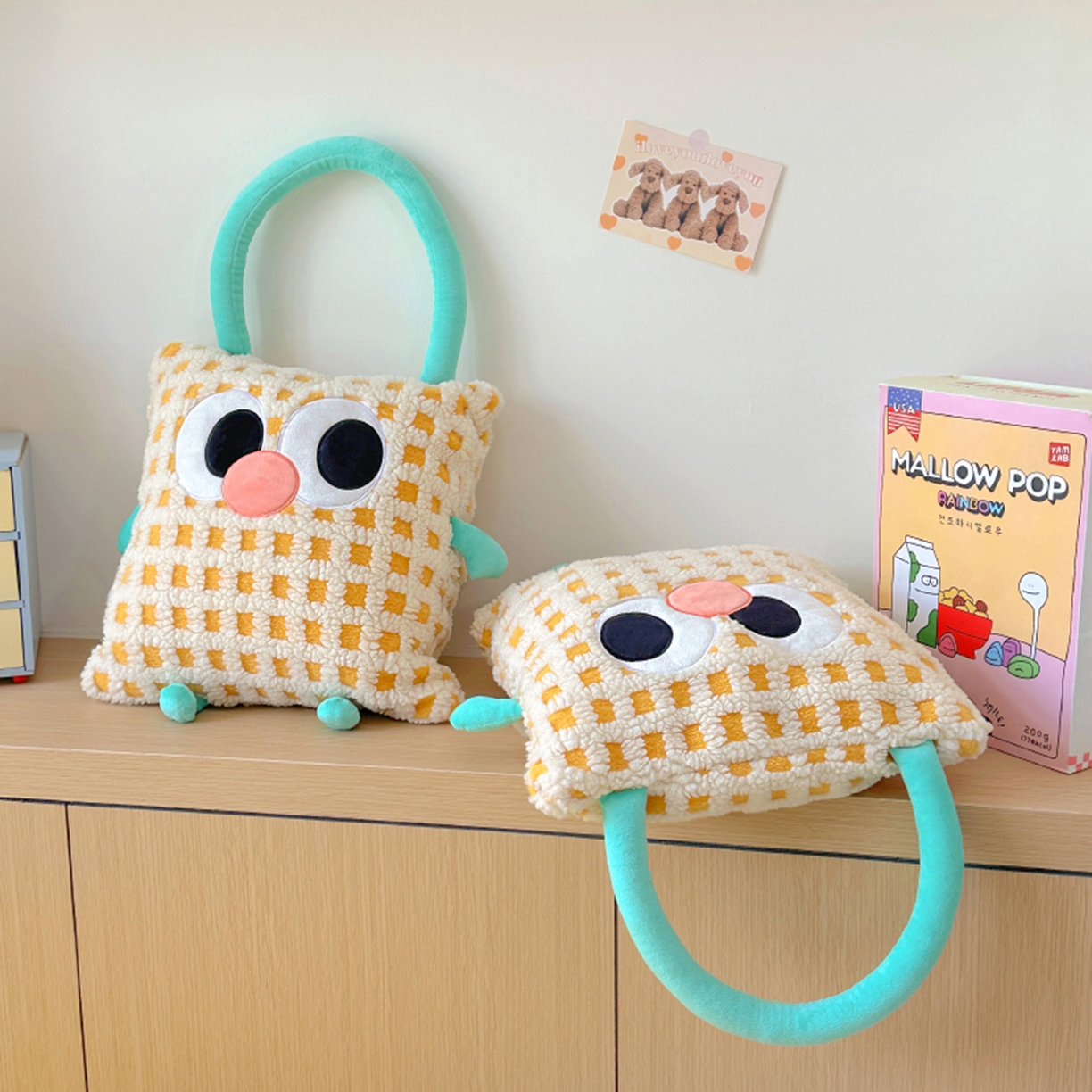 91家纺网 家纺一手货源 找家纺 希诺家居 2025新款都市博主风ins韩系风大眼怪抱枕毯多功能两用二合一午睡抱枕毯 大眼怪-黄格