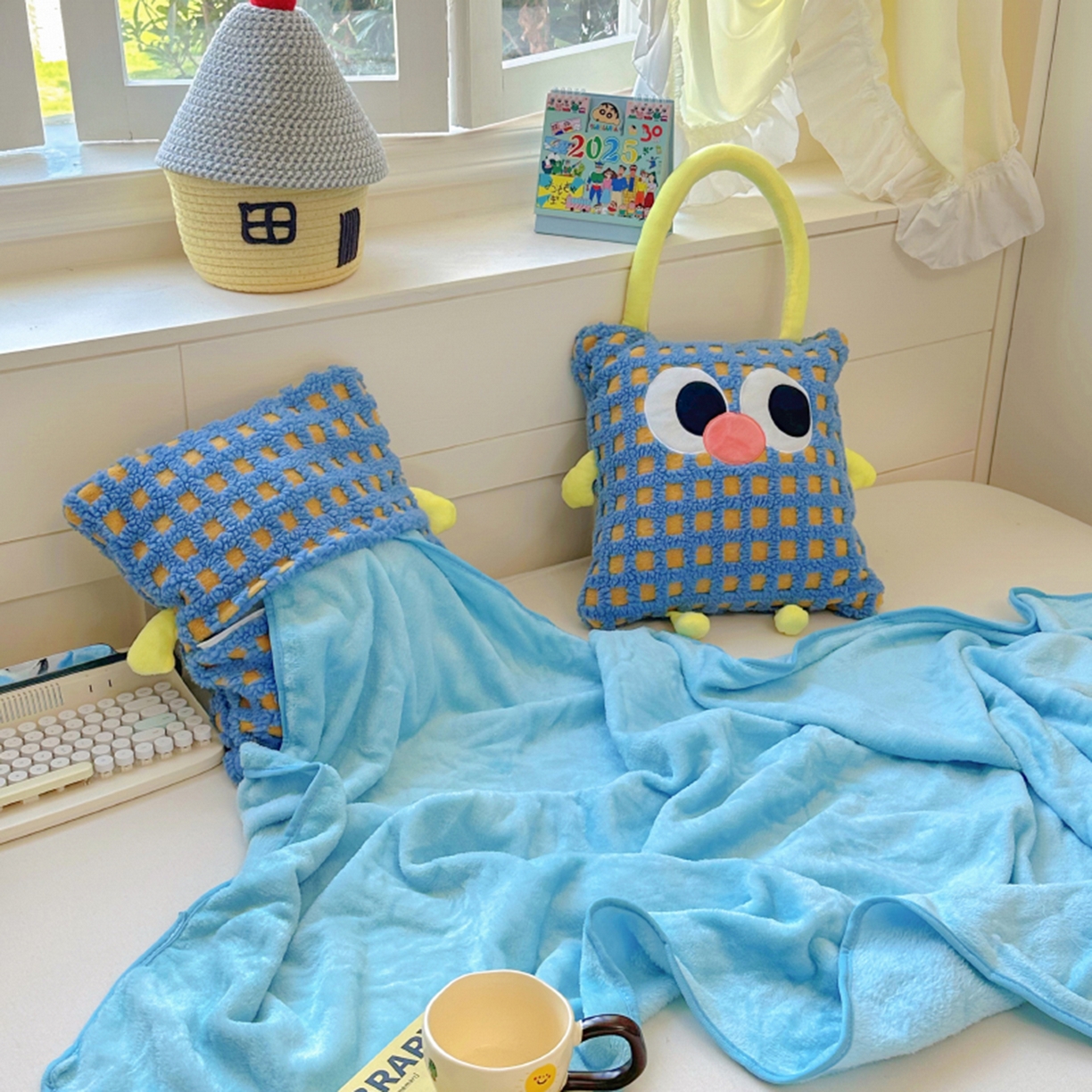 91家纺网 家纺一手货源 找家纺 希诺家居 2025新款都市博主风ins韩系风大眼怪抱枕毯多功能两用二合一午睡抱枕毯 大眼怪-蓝格