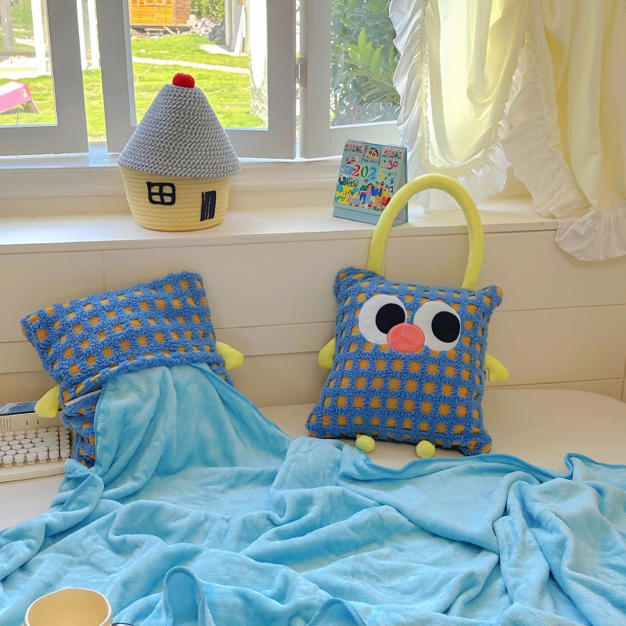 91家纺网 家纺一手货源 找家纺 希诺家居 2025新款都市博主风ins韩系风大眼怪抱枕毯多功能两用二合一午睡抱枕毯 大眼怪-蓝格