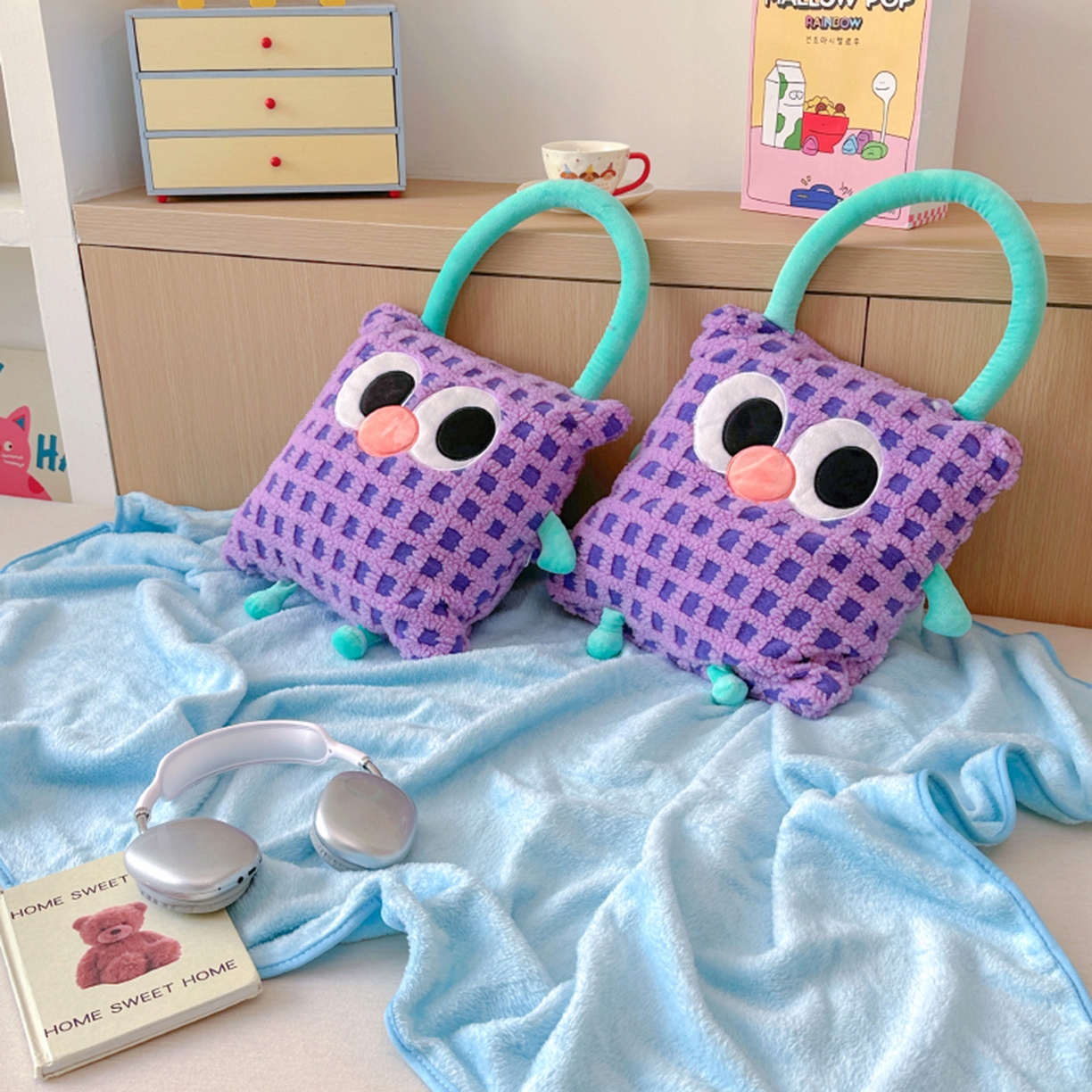 91家纺网 家纺一手货源 找家纺 希诺家居 2025新款都市博主风ins韩系风大眼怪抱枕毯多功能两用二合一午睡抱枕毯 大眼怪-紫格