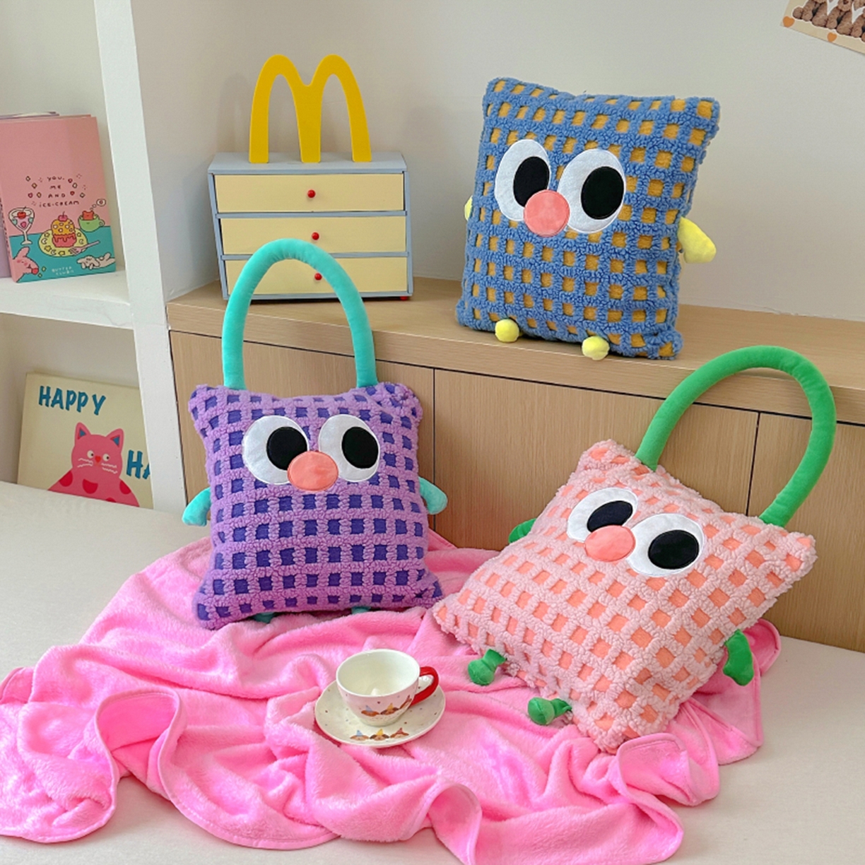 91家纺网 家纺一手货源 找家纺 （总）希诺家居 2025新款都市博主风ins韩系风大眼怪抱枕毯多功能两用二合一午睡抱枕毯