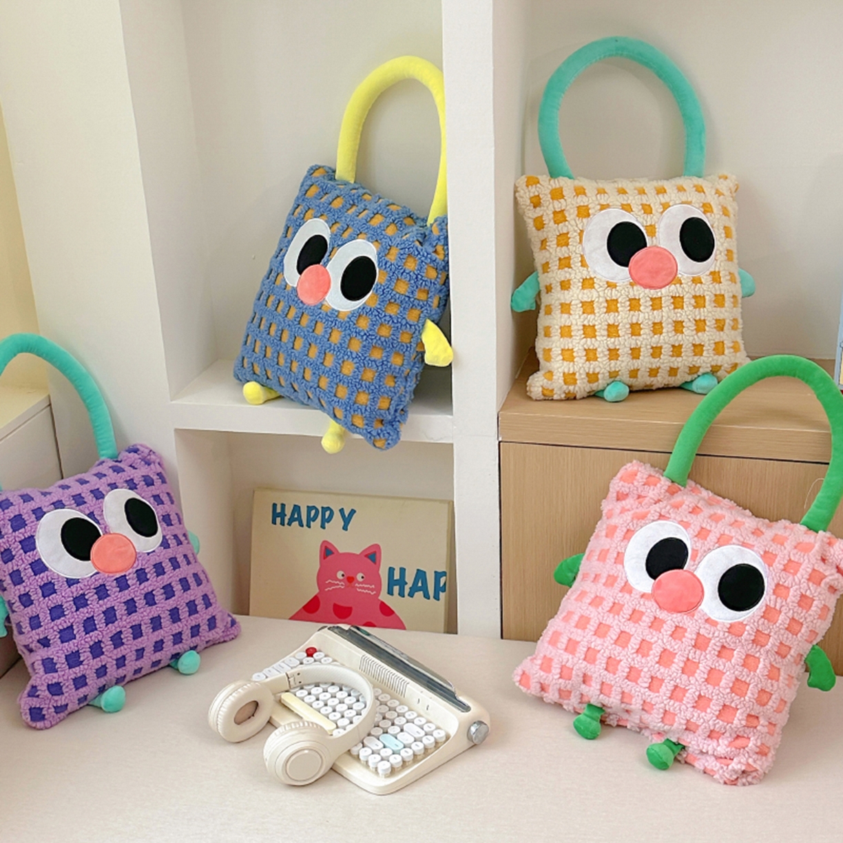 91家纺网 家纺一手货源 找家纺 （总）希诺家居 2025新款都市博主风ins韩系风大眼怪抱枕毯多功能两用二合一午睡抱枕毯