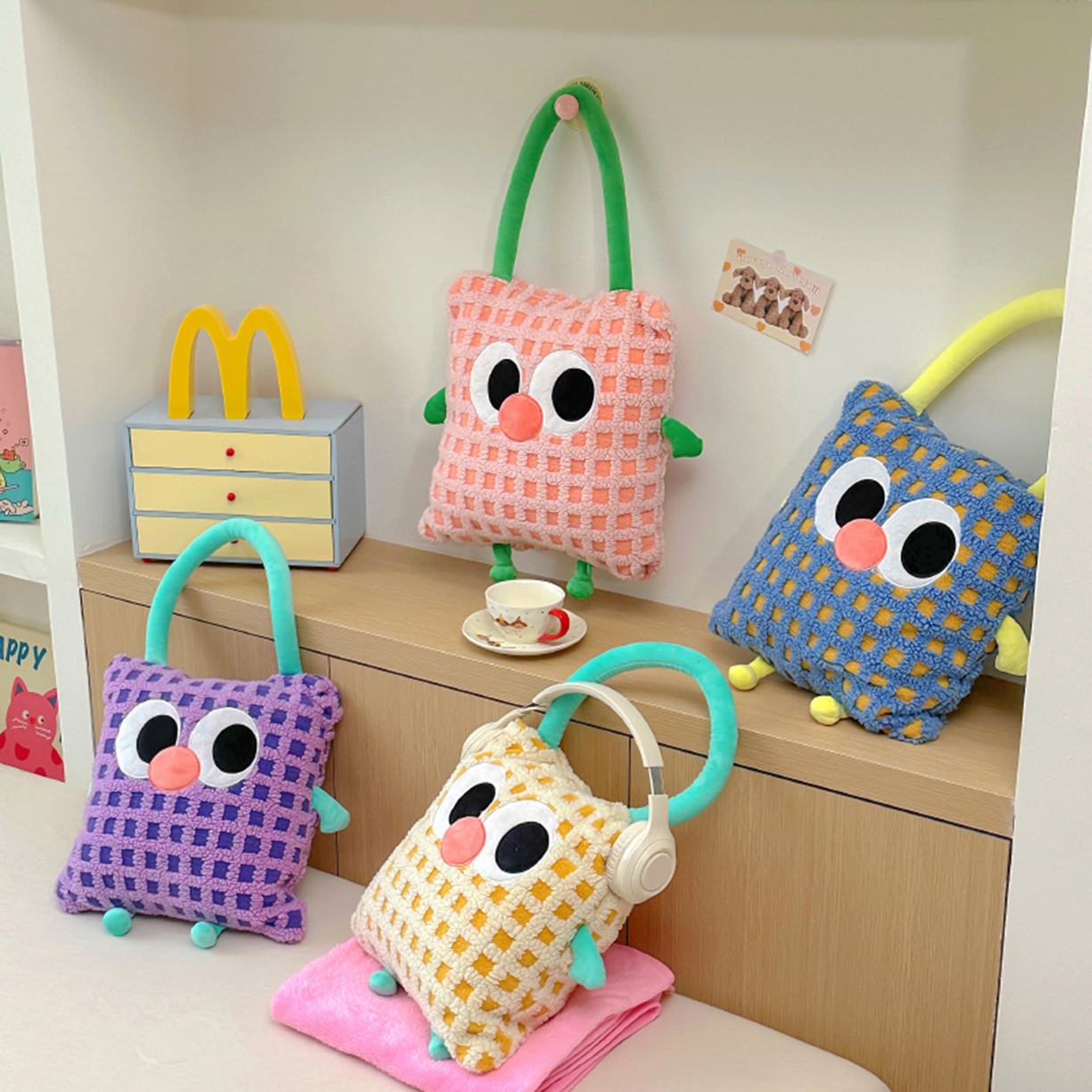 91家纺网 家纺一手货源 找家纺 （总）希诺家居 2025新款都市博主风ins韩系风大眼怪抱枕毯多功能两用二合一午睡抱枕毯