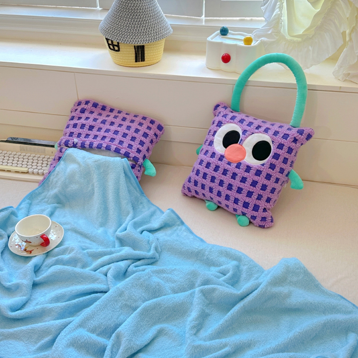 91家纺网 家纺一手货源 找家纺 希诺家居 2025新款都市博主风ins韩系风大眼怪抱枕毯多功能两用二合一午睡抱枕毯 大眼怪-紫格