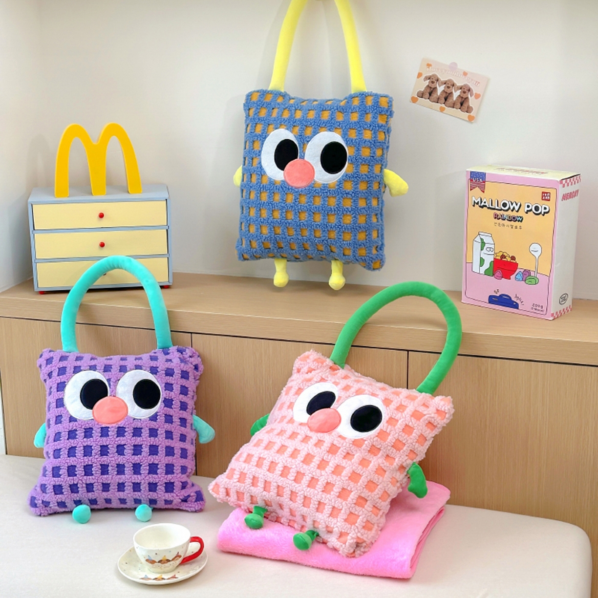 91家纺网 家纺一手货源 找家纺 （总）希诺家居 2025新款都市博主风ins韩系风大眼怪抱枕毯多功能两用二合一午睡抱枕毯